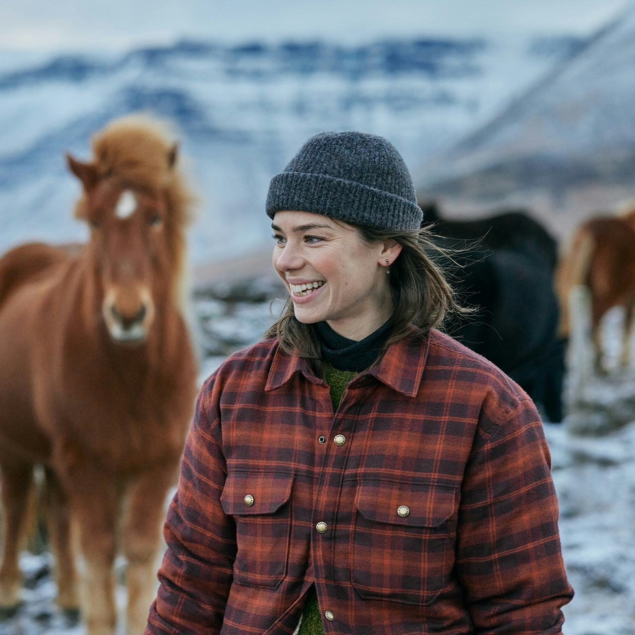 Kona sinnir hestum um vetur