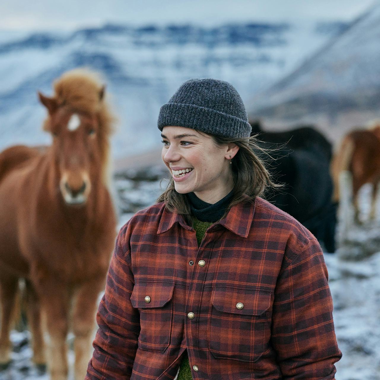 Kona sinnir hestum um vetur