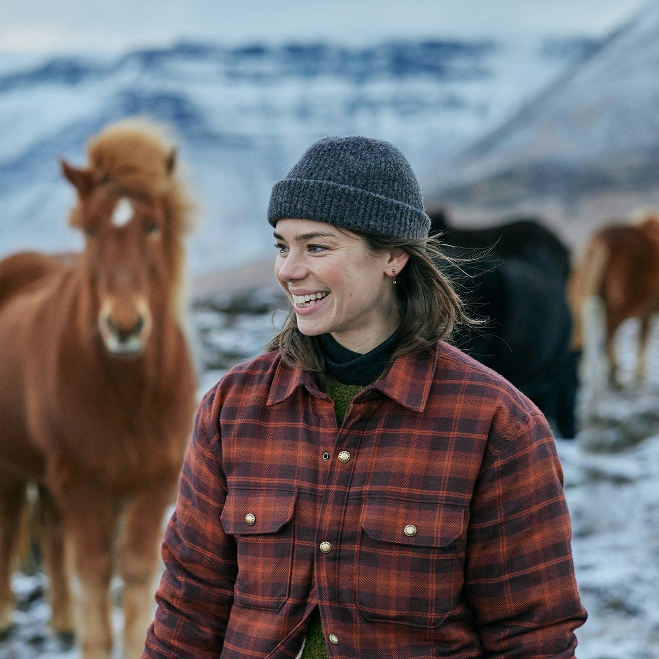 Kona sinnir hestum um vetur