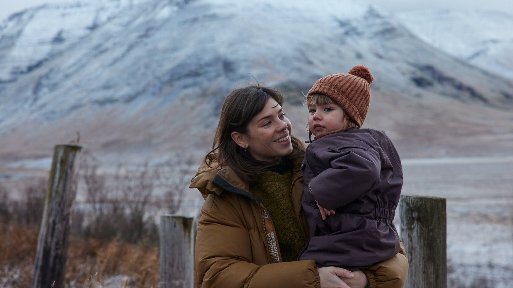 Móðir og barn úti í náttúru um vetur