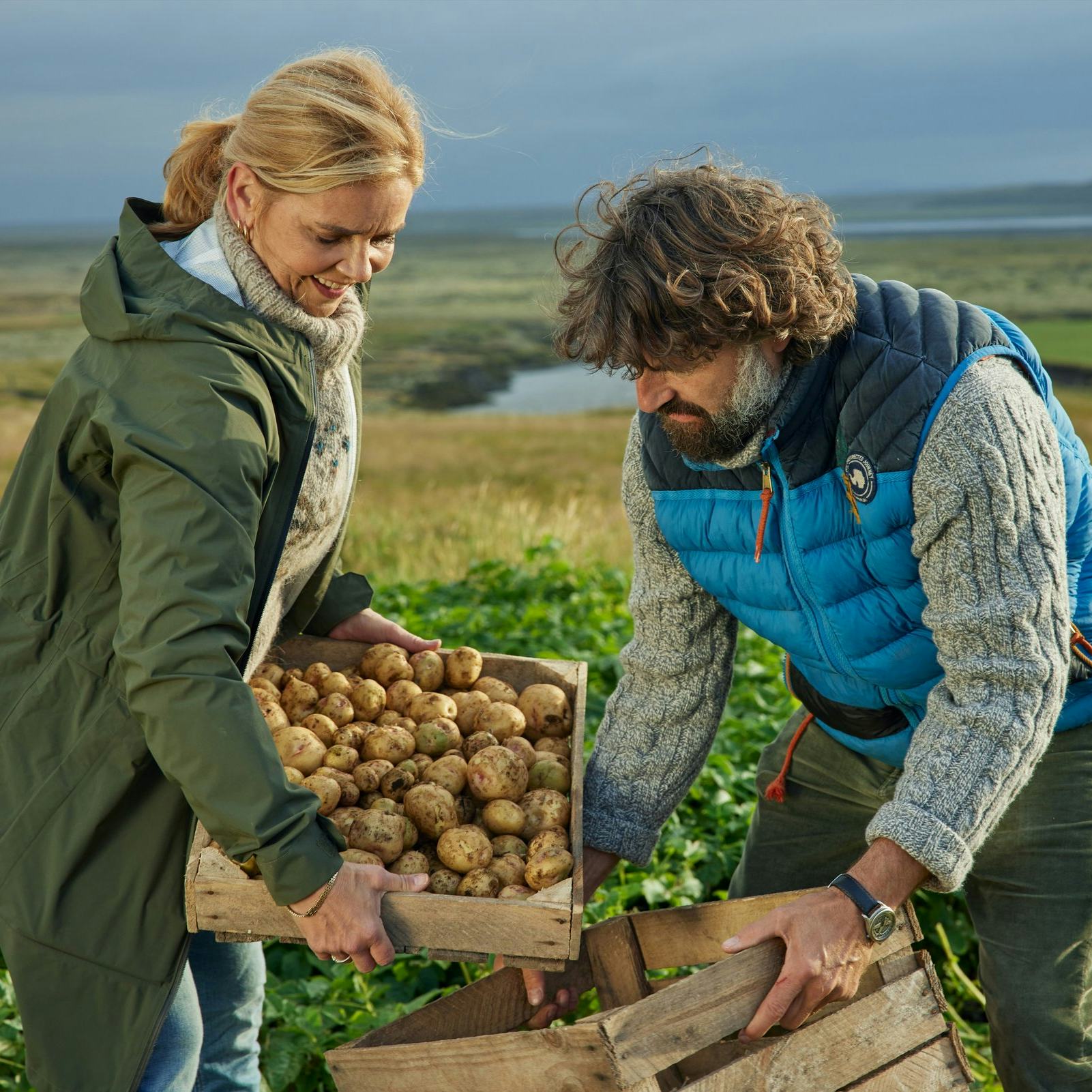 Fólk úti að vinna