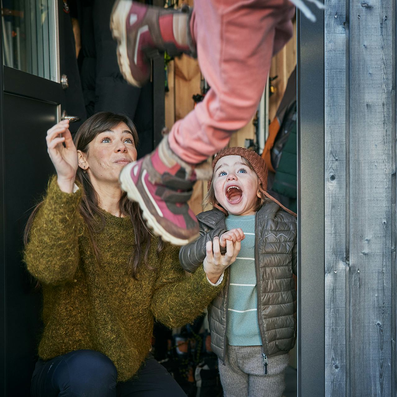 Fjölskylda að leik í sumarbústað