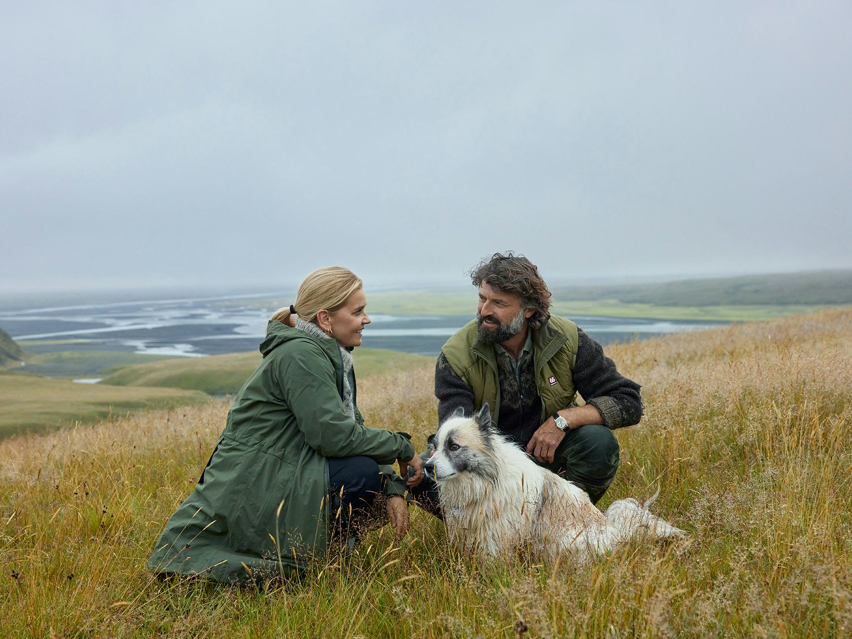 Fólk með hund úti í náttúrunni