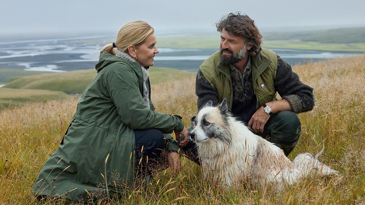 Fólk með hund úti í náttúrunni