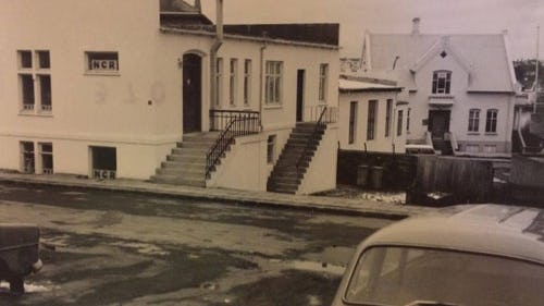 Westlund var með umboð fyrir NCR-skrifstofuvélar og er merki fyrirtækisins í gluggunum