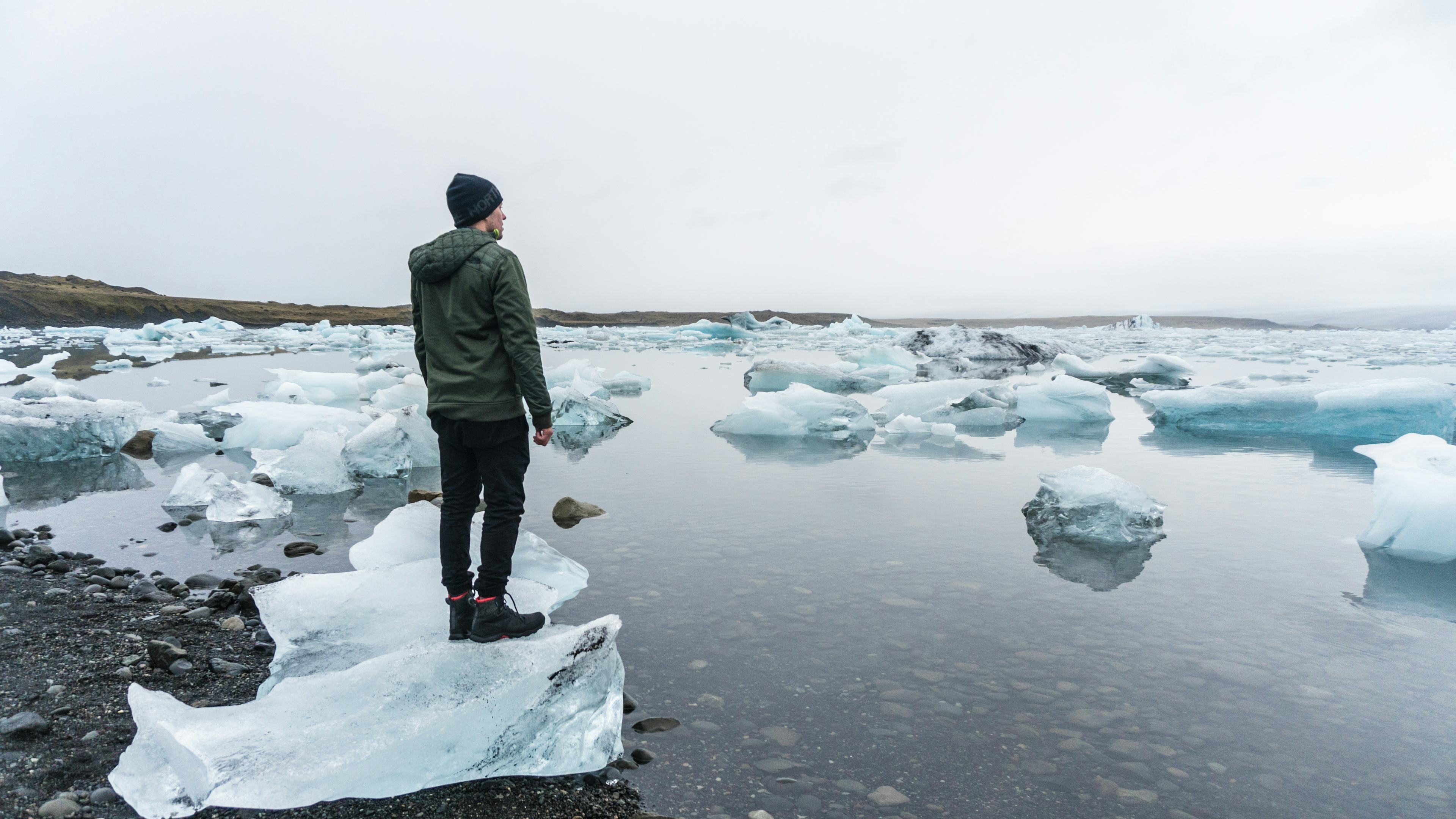 Maður á ísjaka