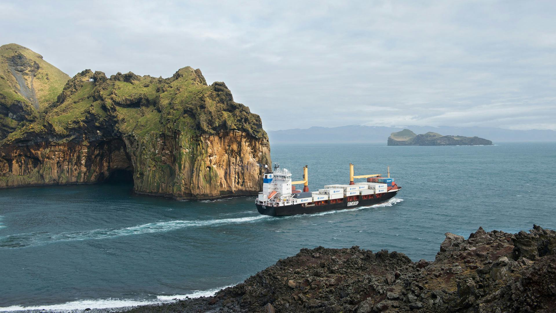 Flutningaskip við Vestmannaeyjar