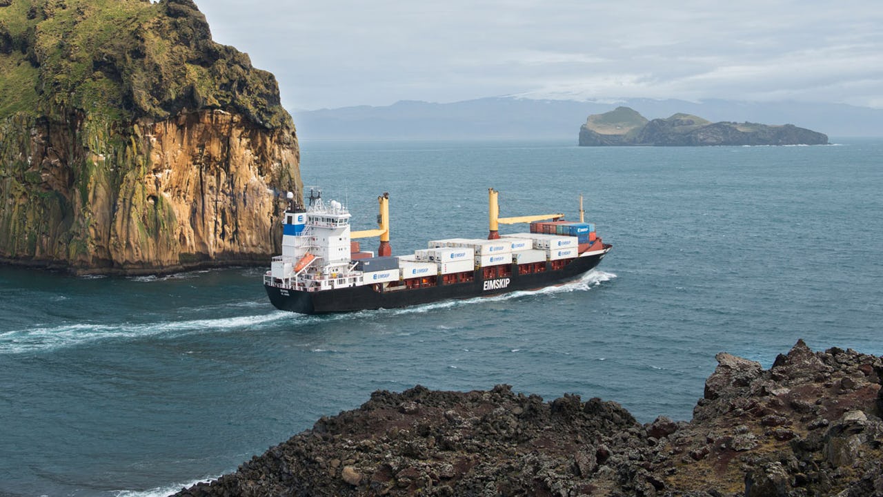 Flutningaskip við Vestmannaeyjar