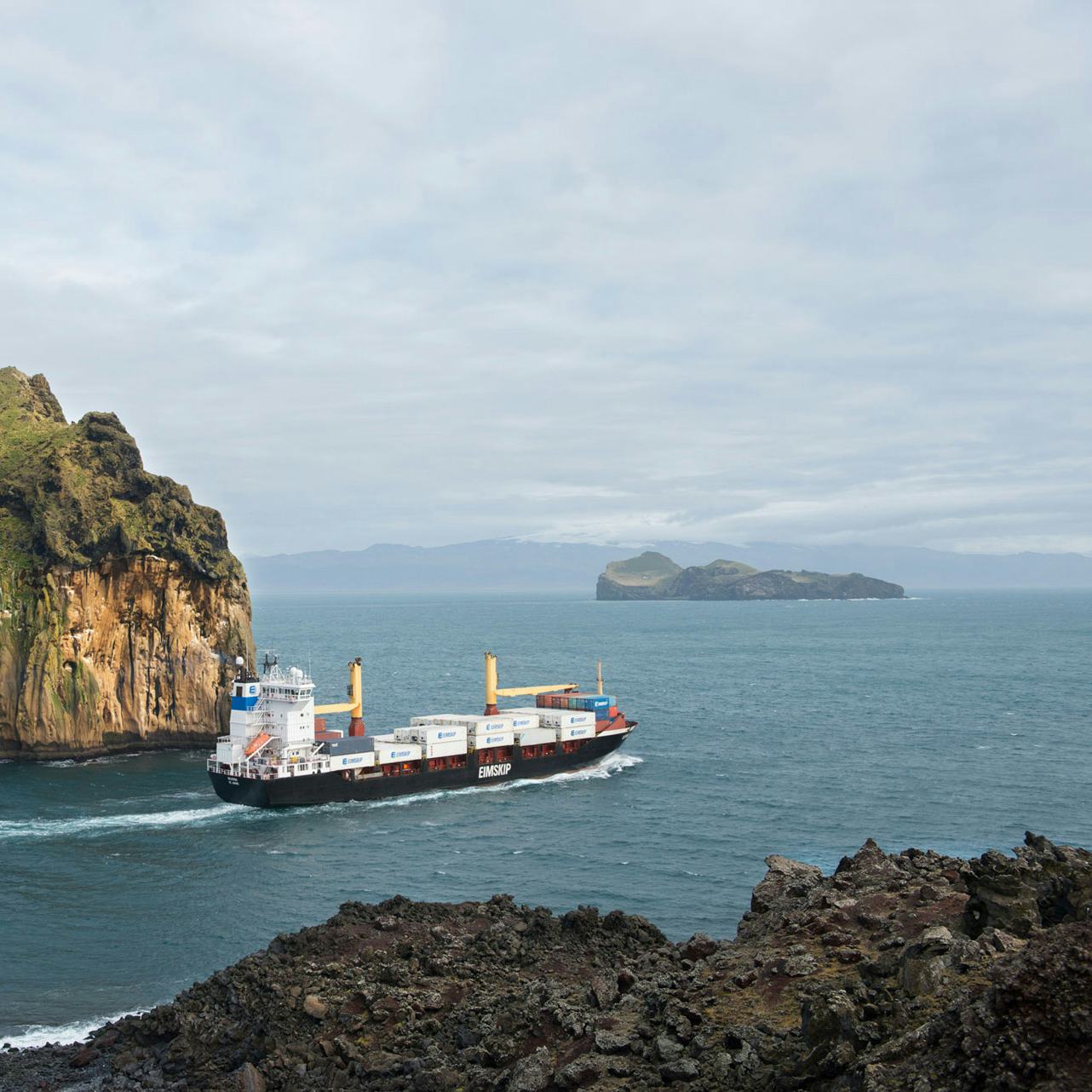 Flutningaskip við Vestmannaeyjar
