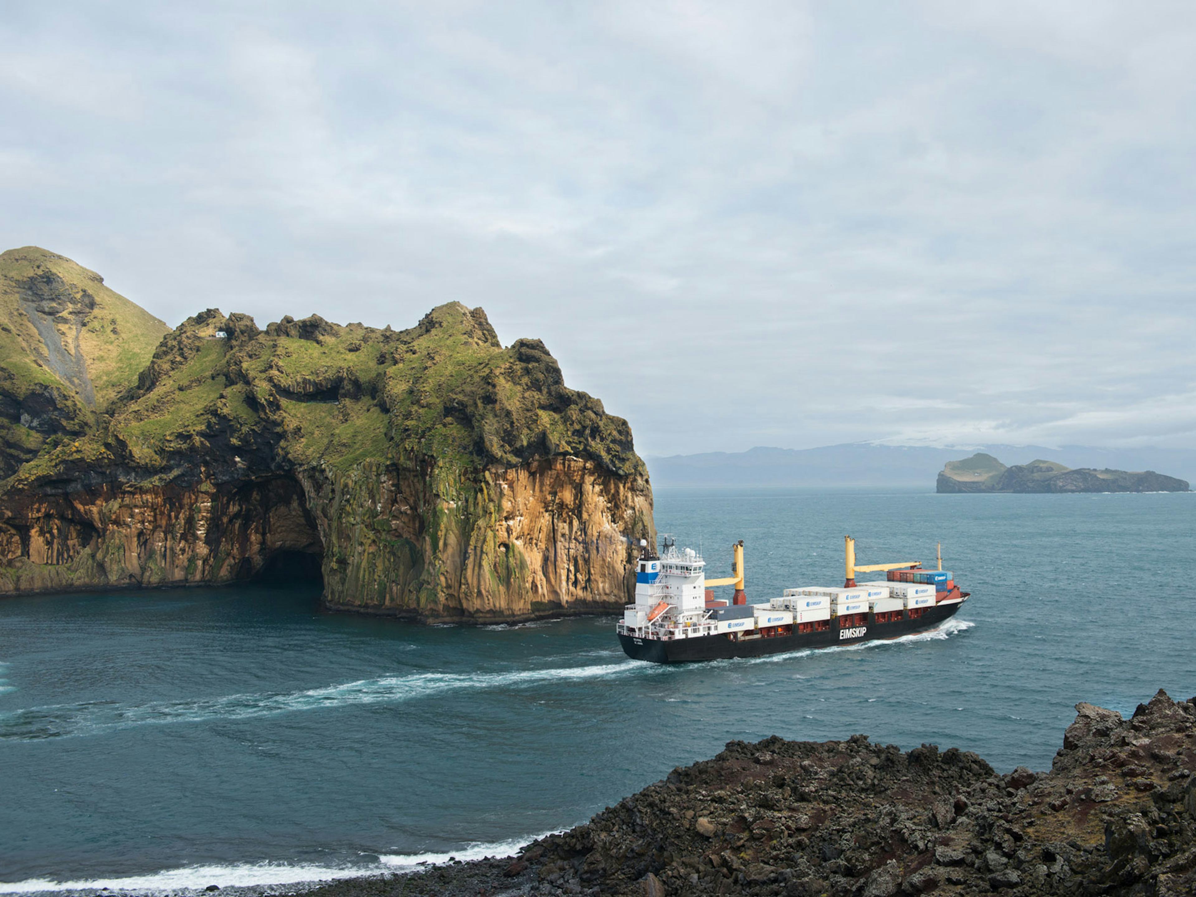 Flutningaskip við Vestmannaeyjar