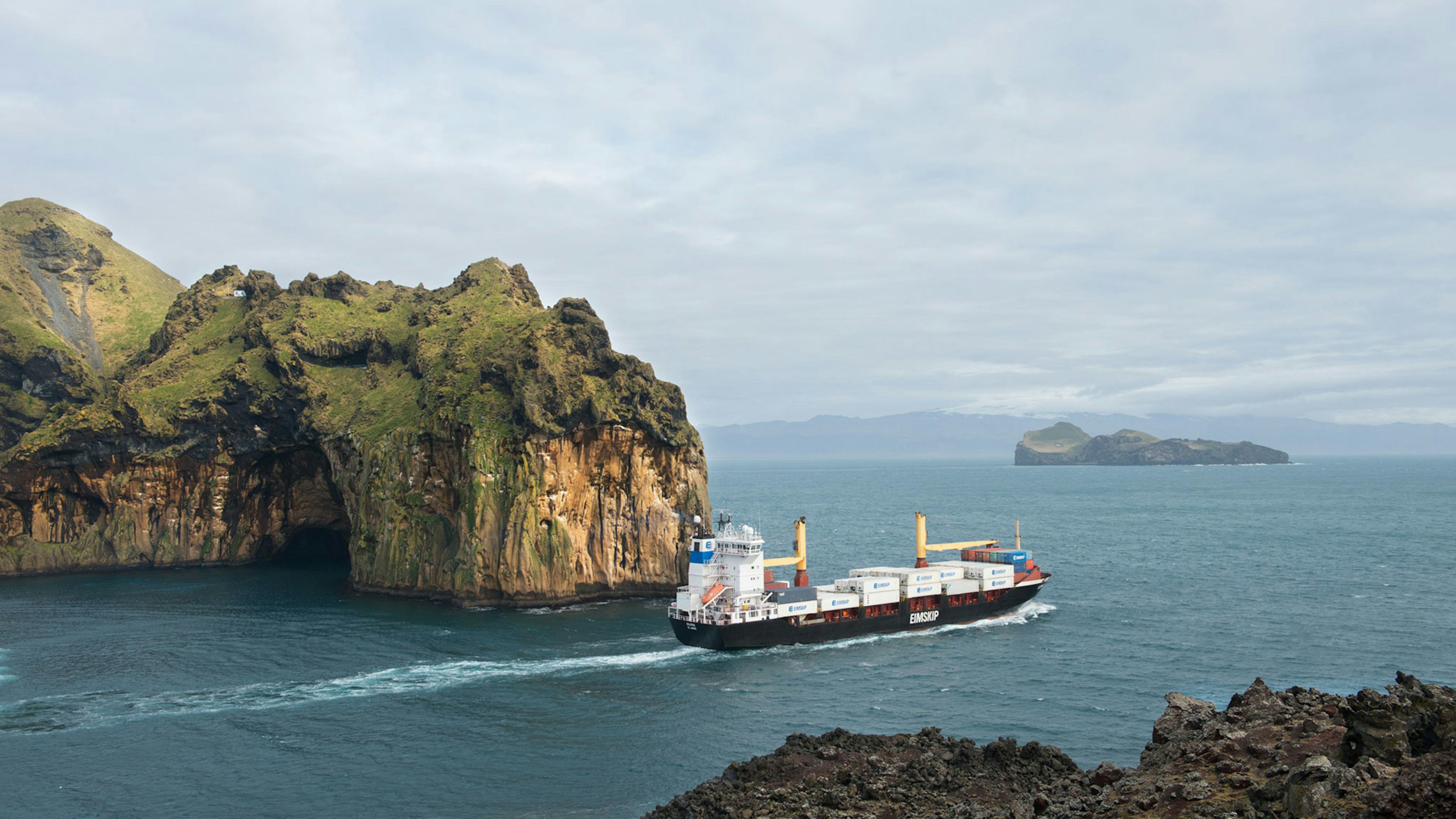 Flutningaskip við Vestmannaeyjar