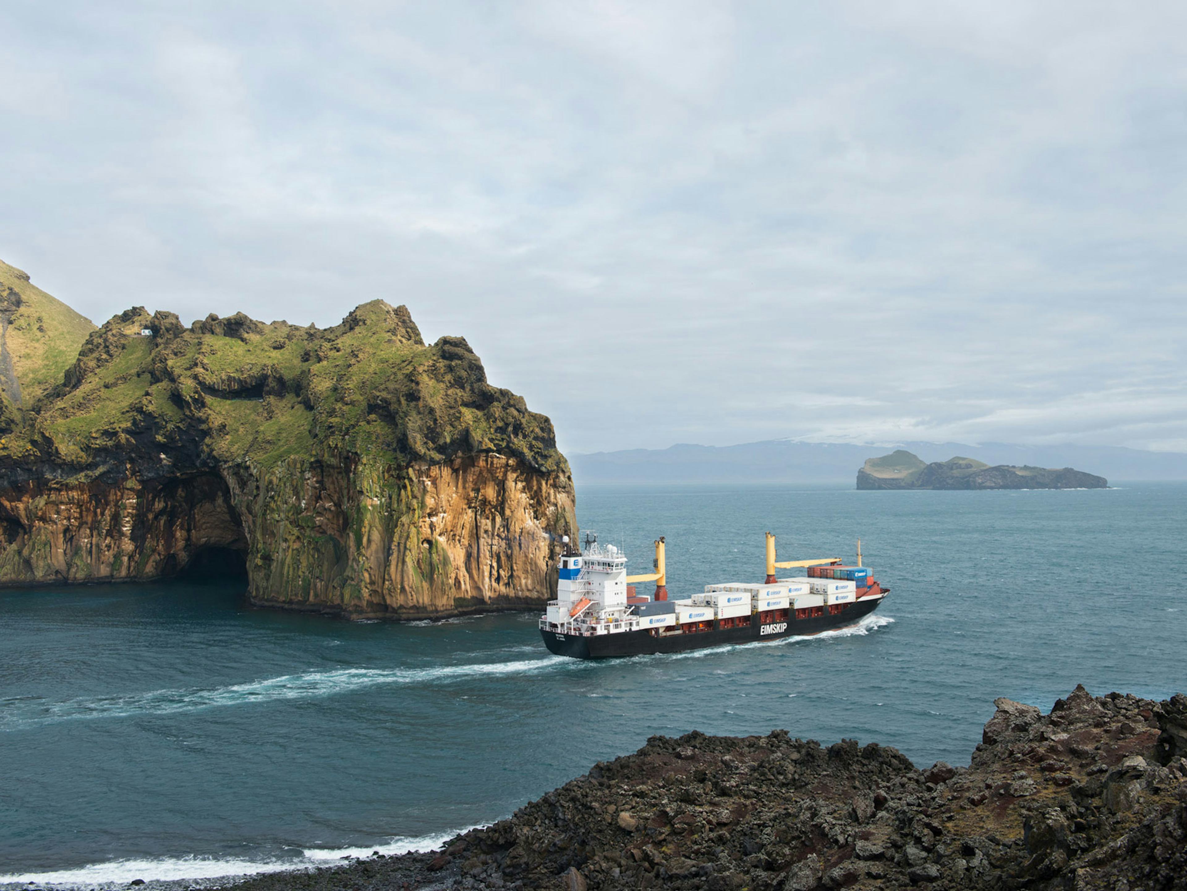 Flutningaskip við Vestmannaeyjar