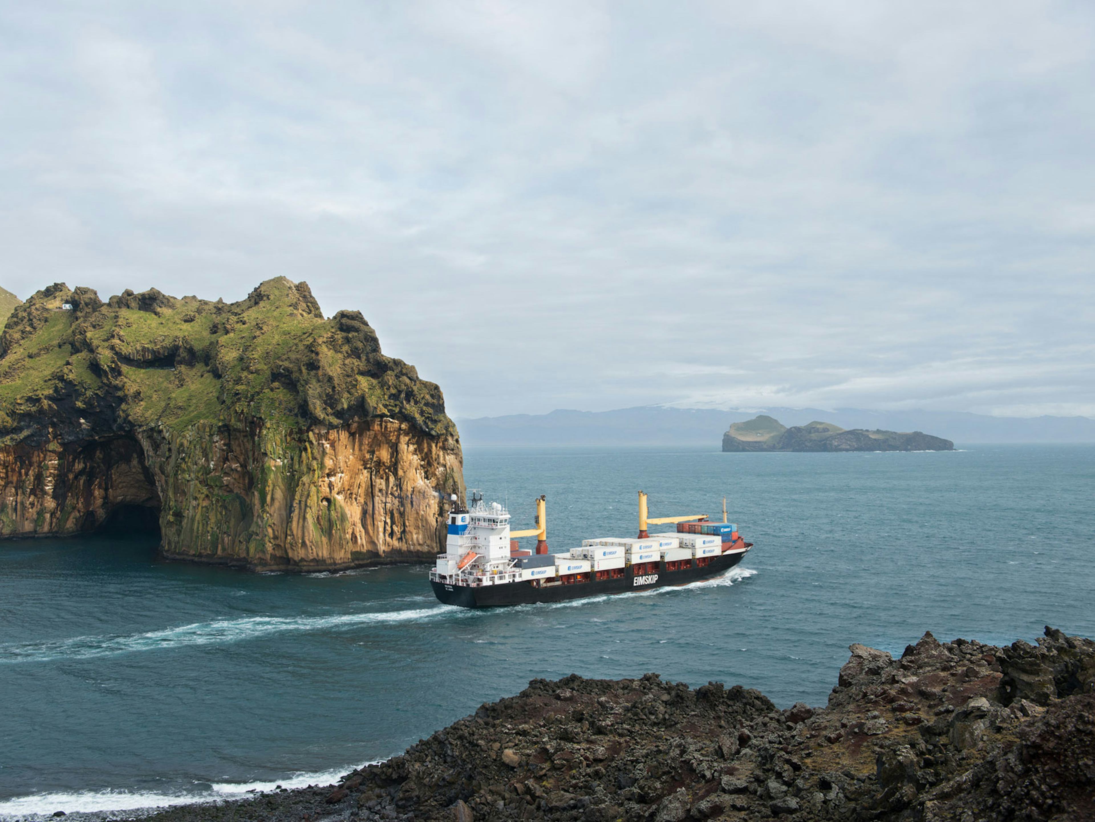 Flutningaskip við Vestmannaeyjar