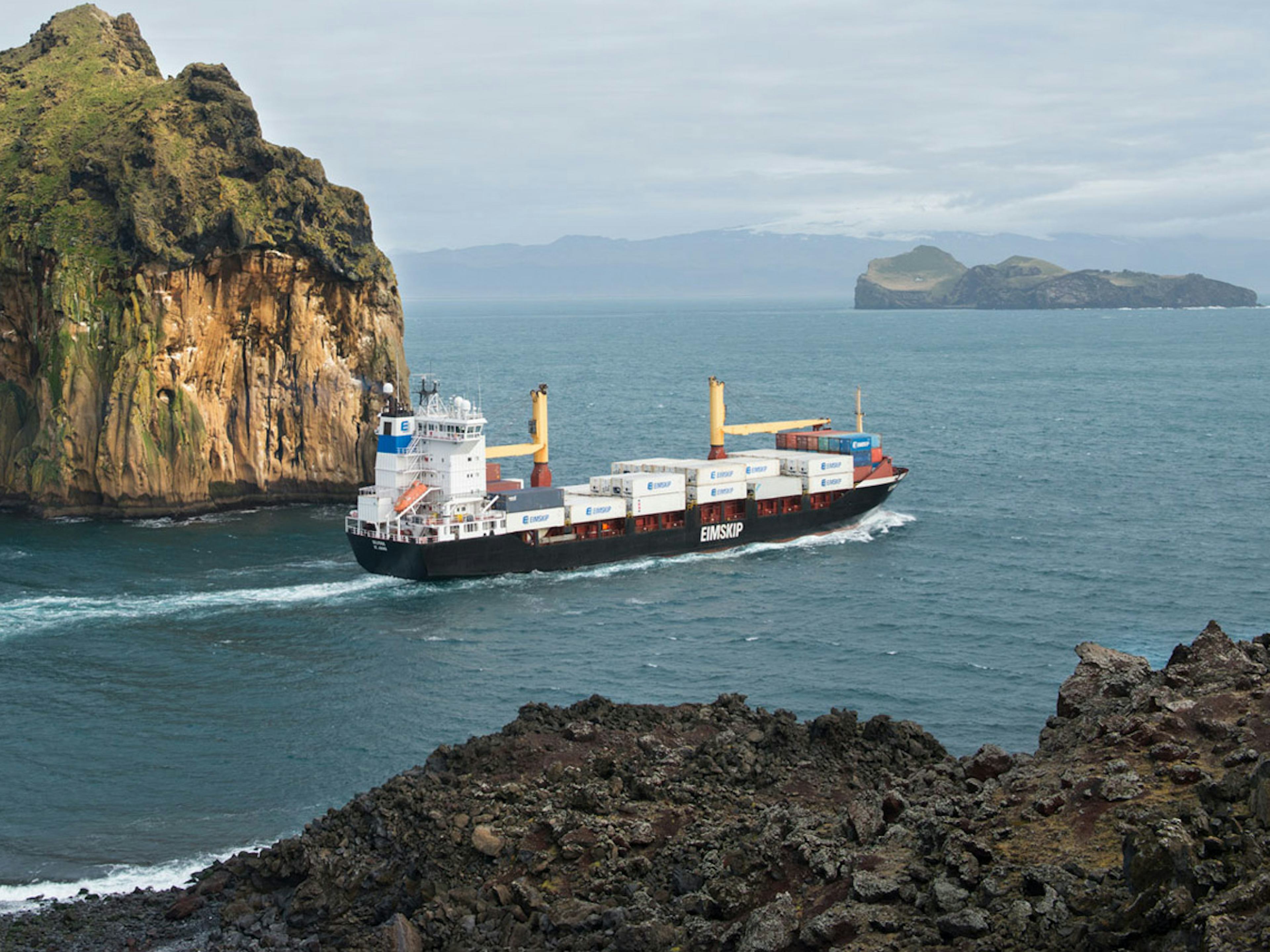 Flutningaskip við Vestmannaeyjar