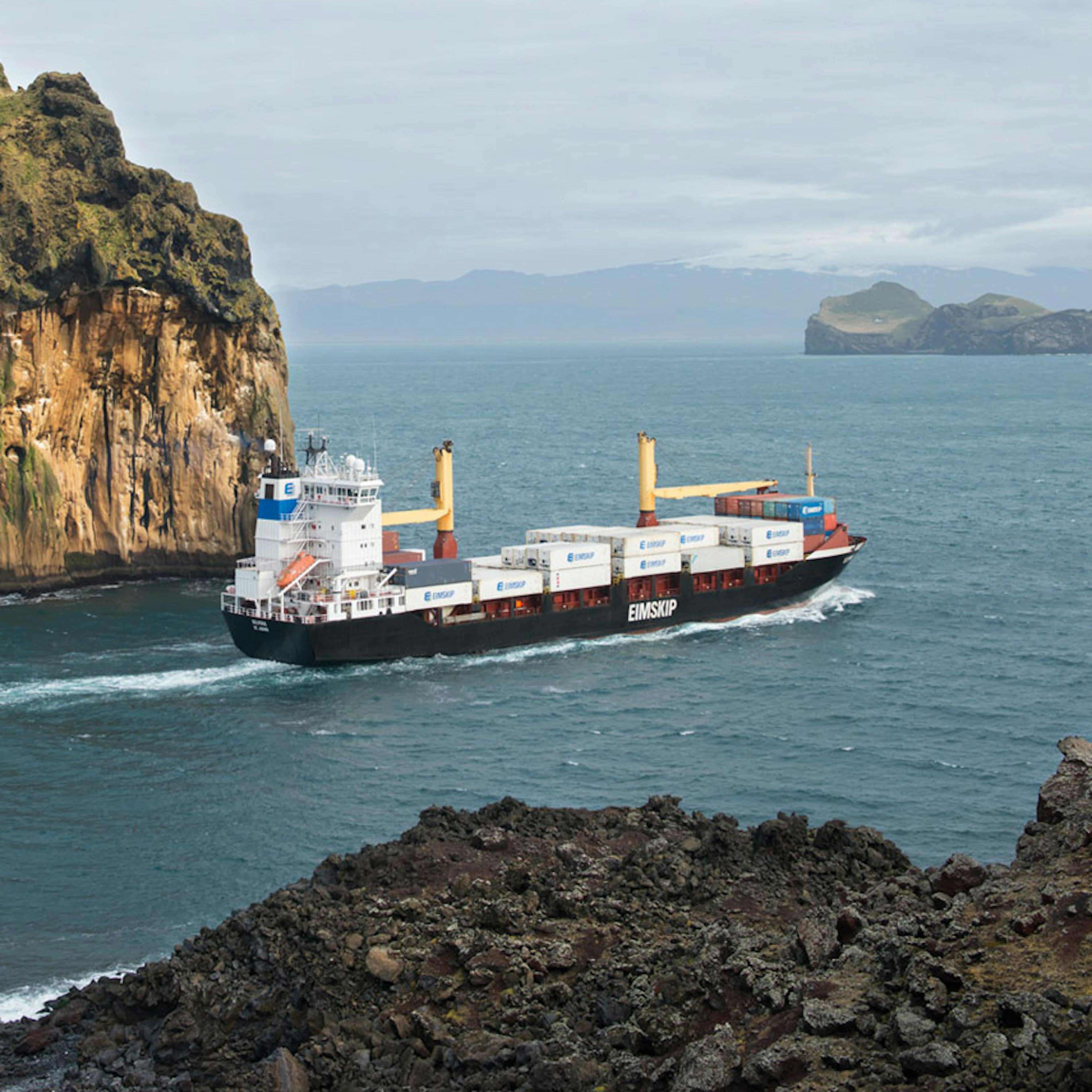 Flutningaskip við Vestmannaeyjar