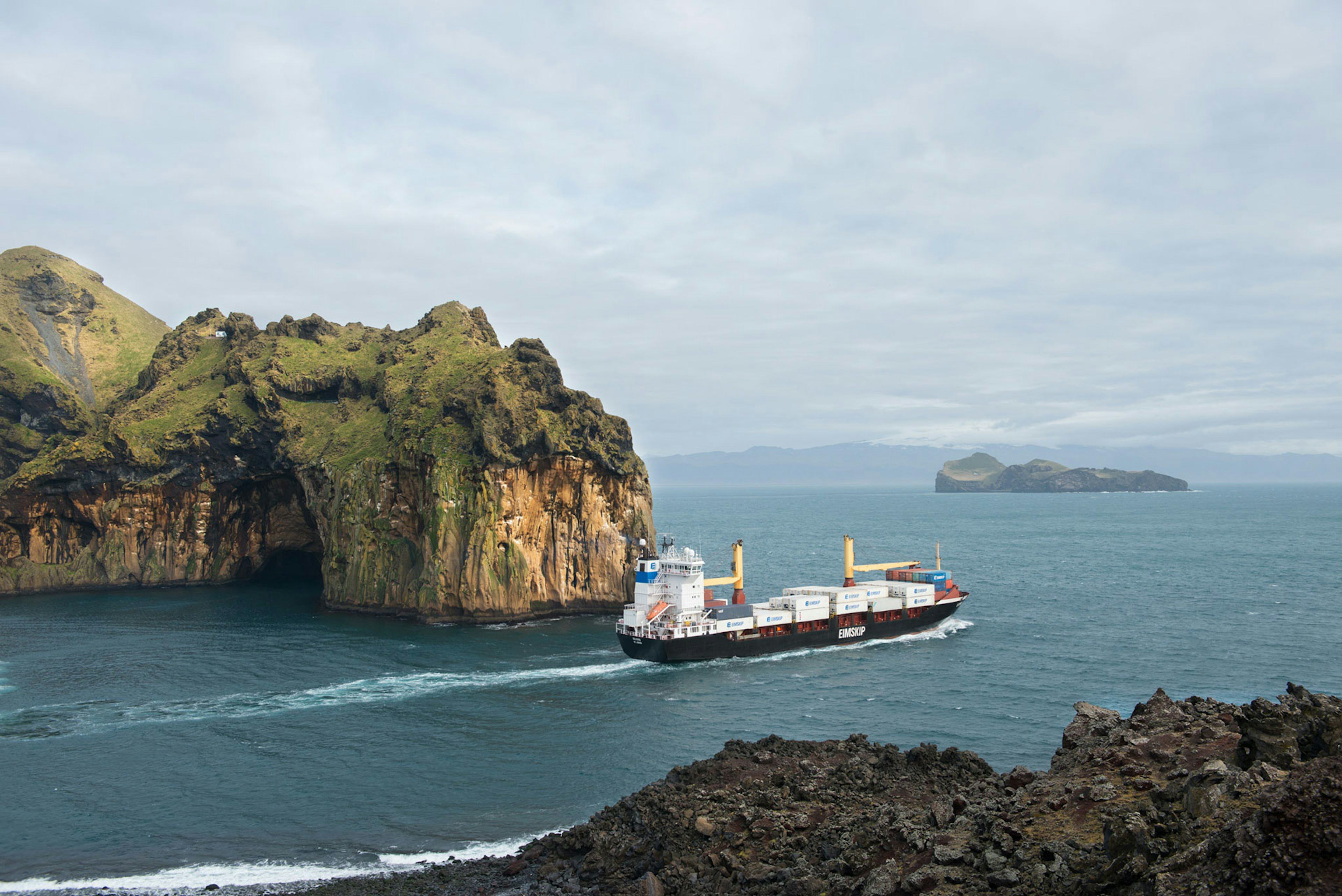 Flutningaskip við Vestmannaeyjar