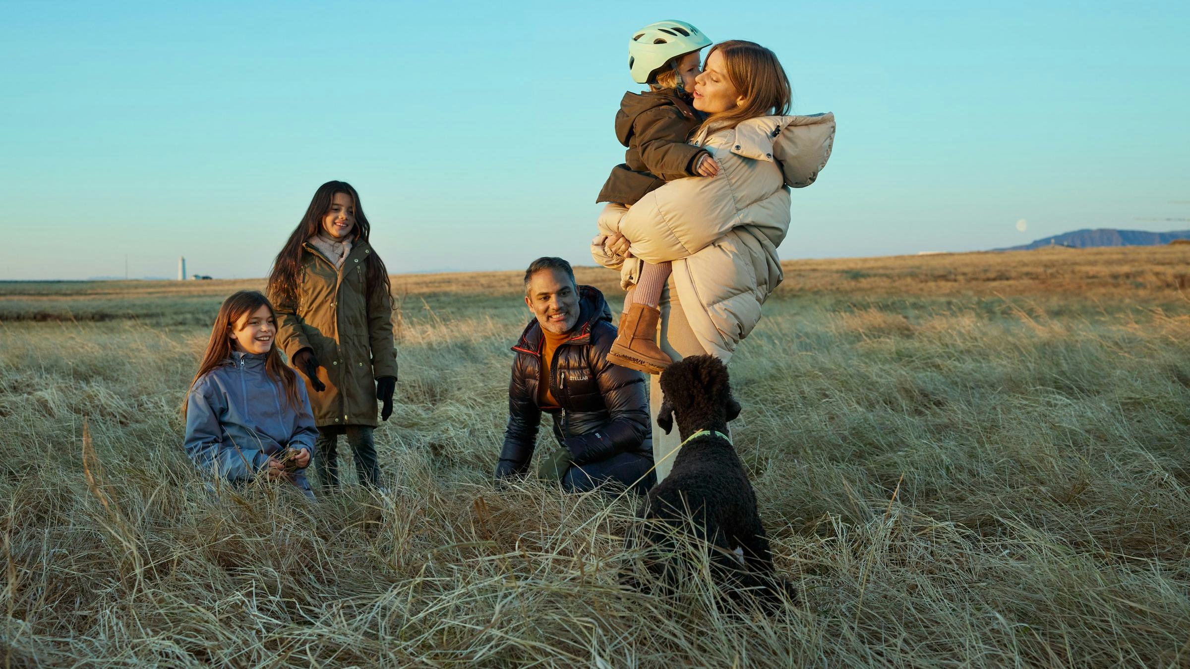 Fjölskylda úti í náttúru