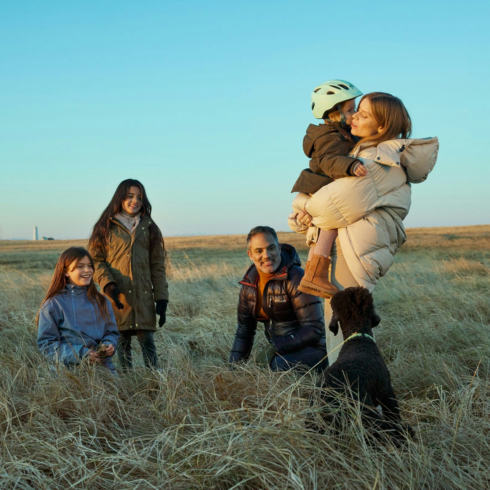 Fjölskylda úti í náttúru