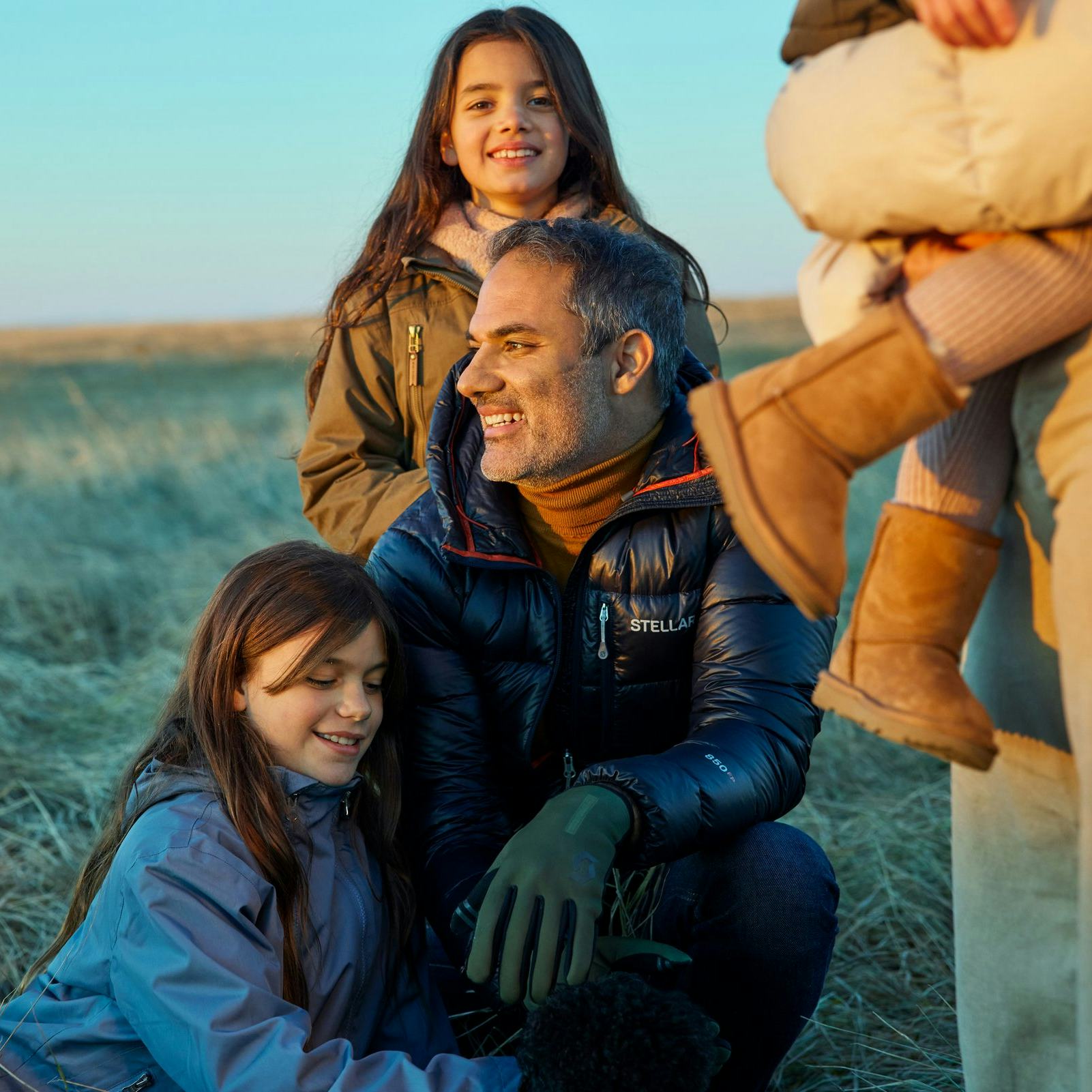 Fjölskylda úti í náttúru