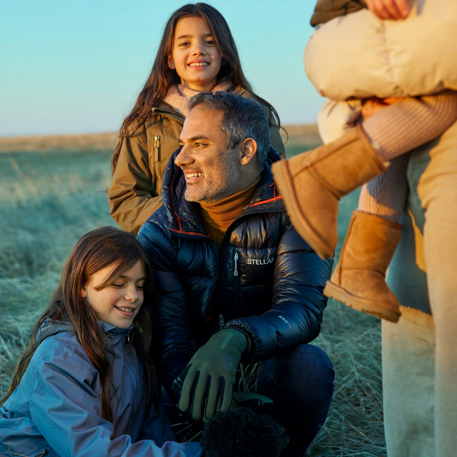 Fjölskylda úti í náttúru