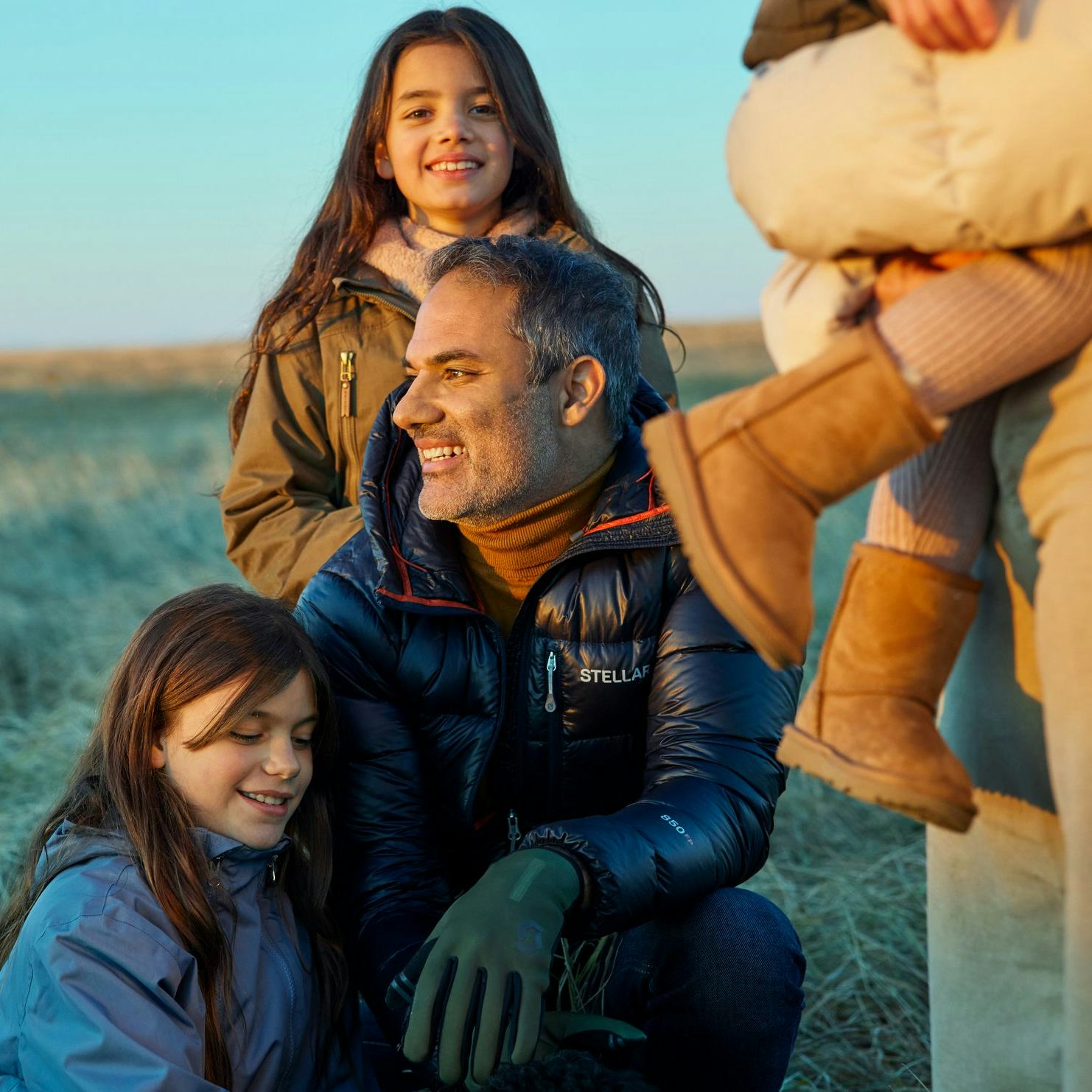 Fjölskylda úti í náttúru