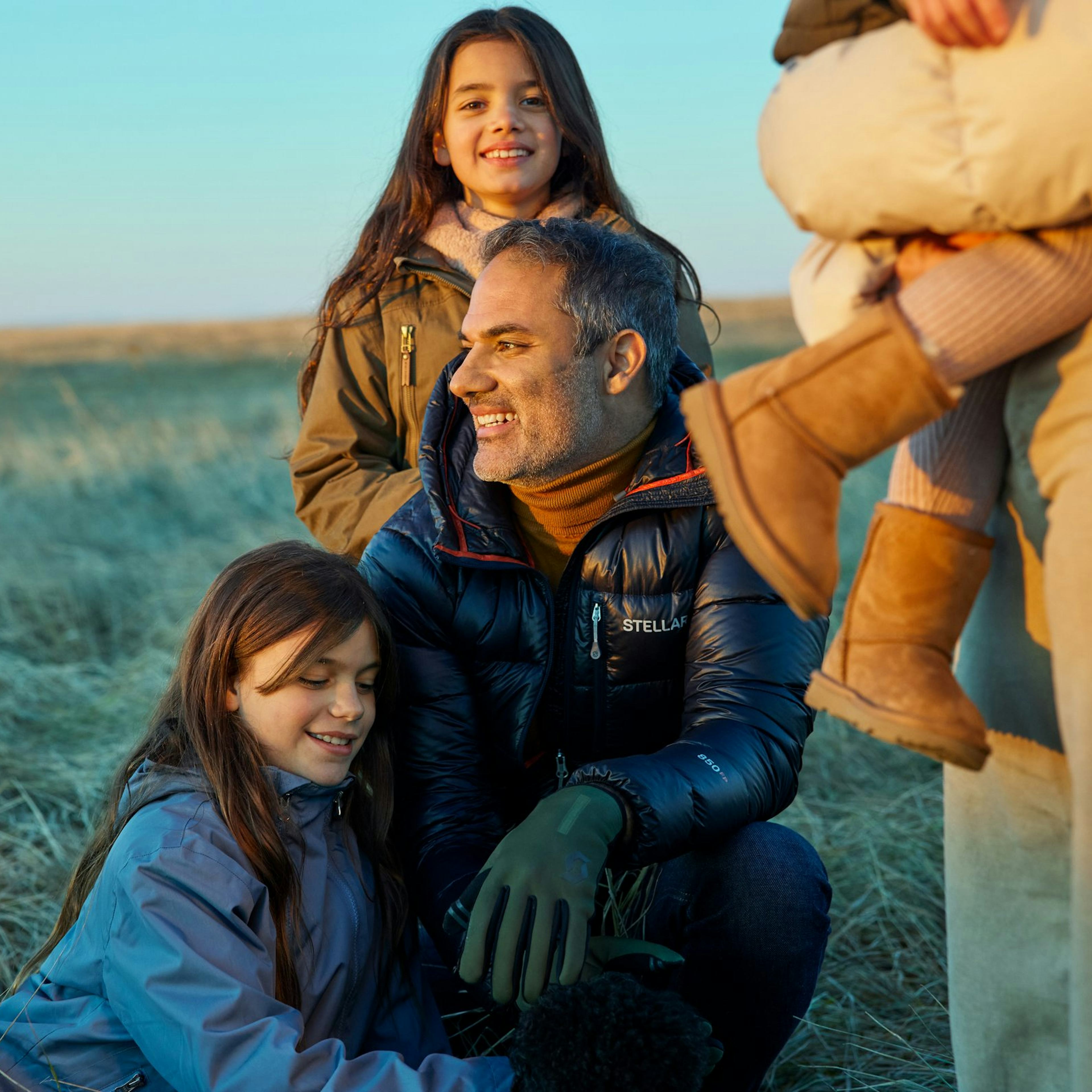 Fjölskylda úti í náttúru