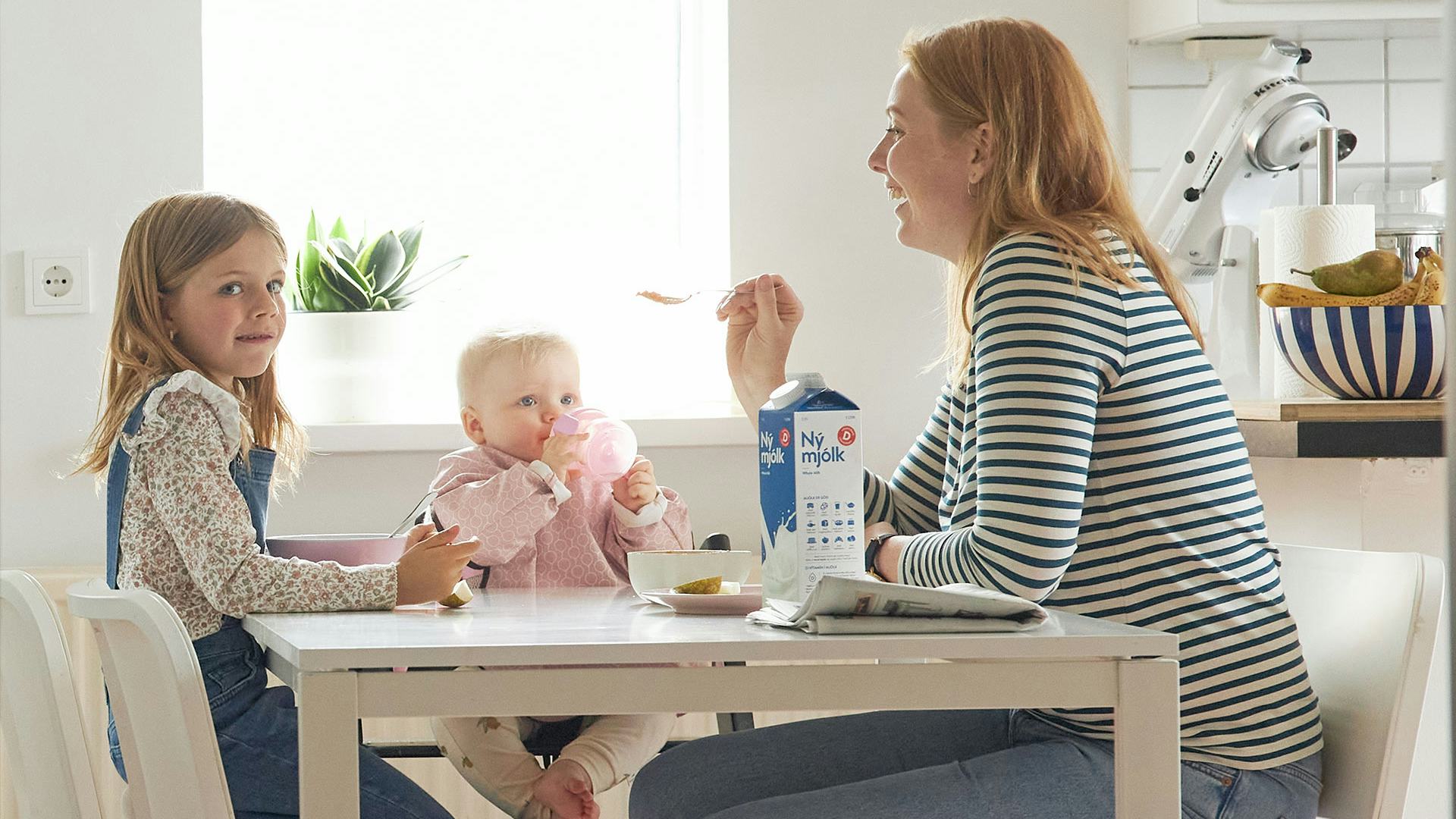 Fjölskylda við matarborð