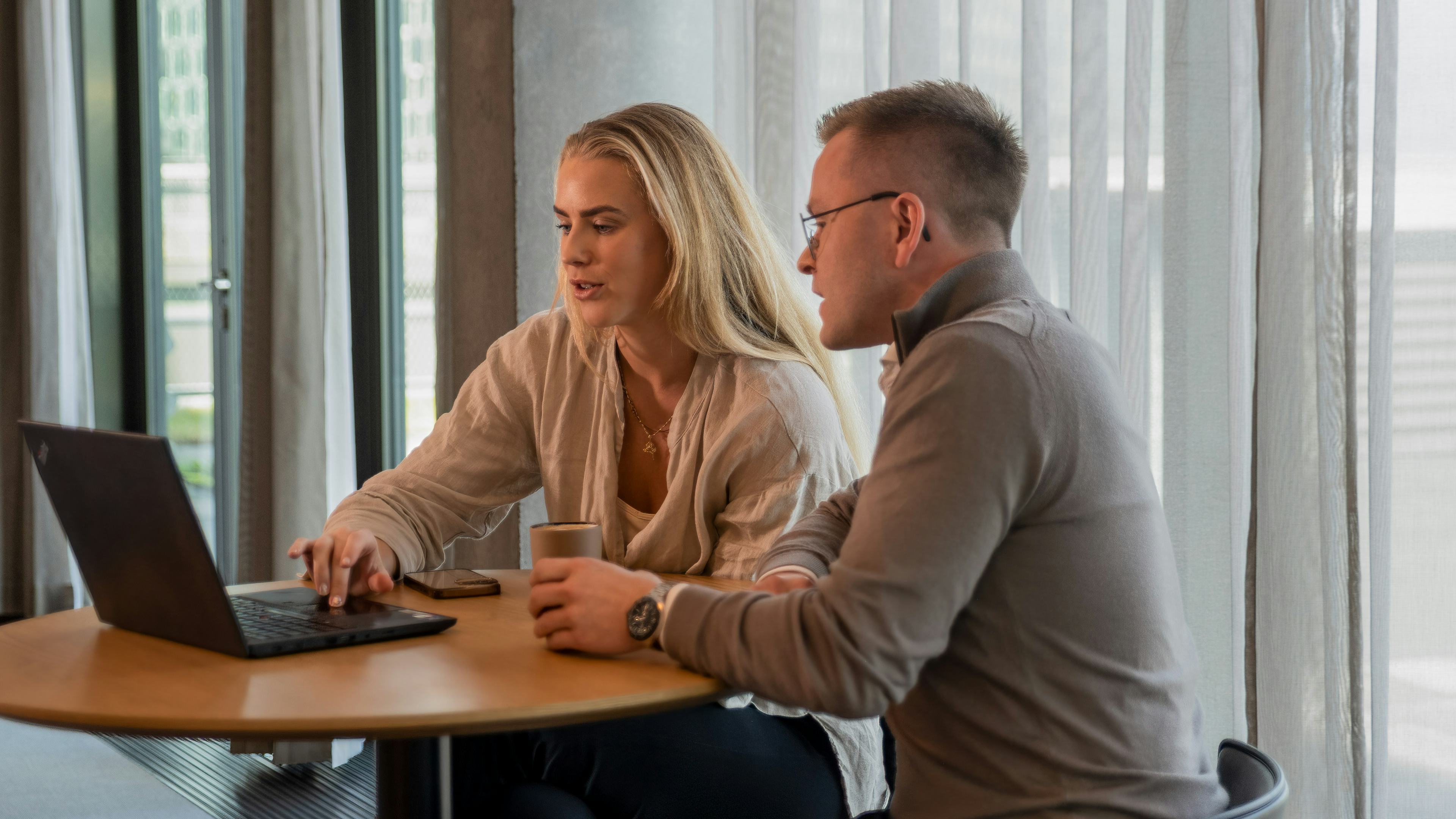 Starfsfólk við tölvu