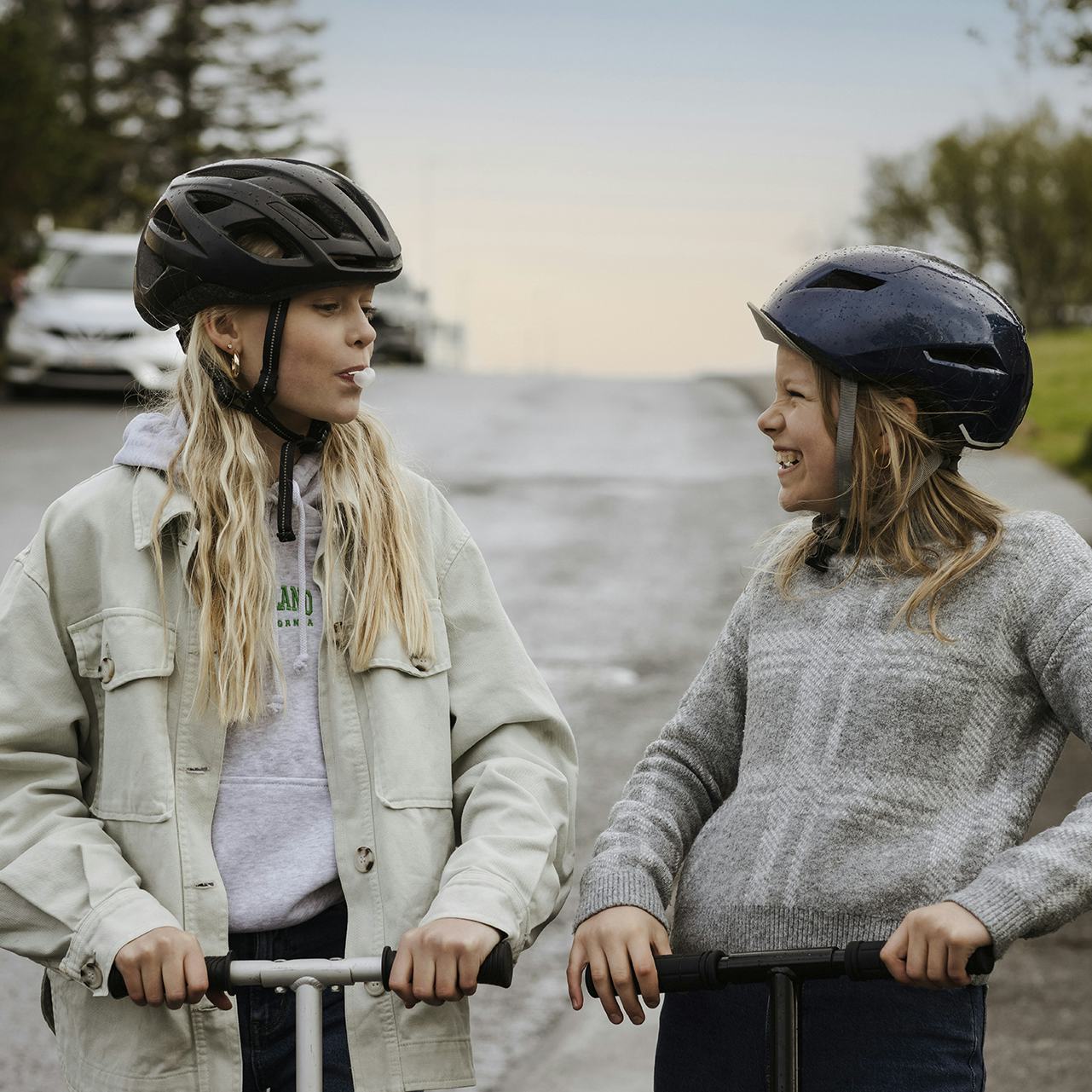 Stúlkur á hlaupahjólum