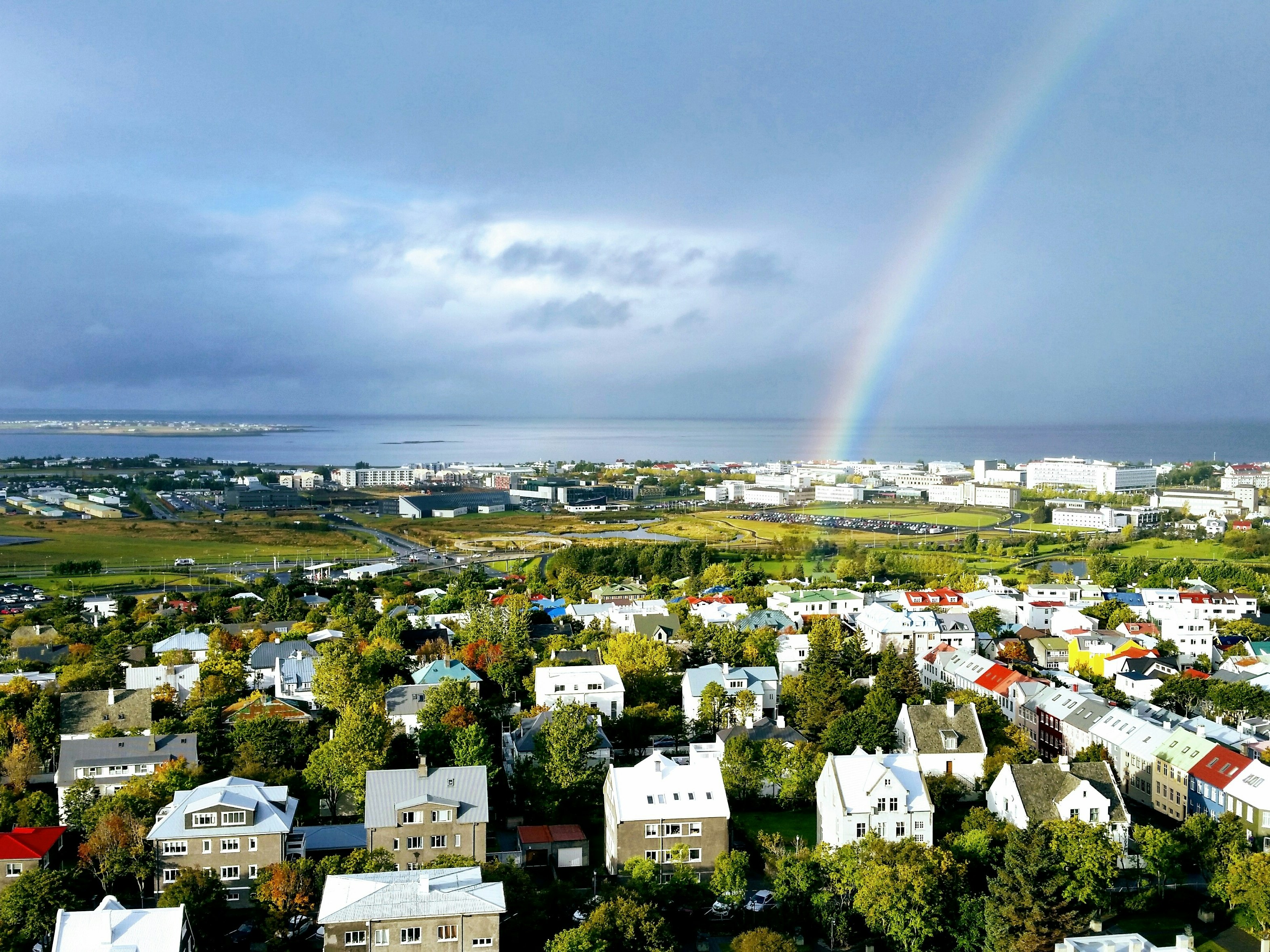 Regnbogi yfir Vatnsmýrinni í Reykjavík