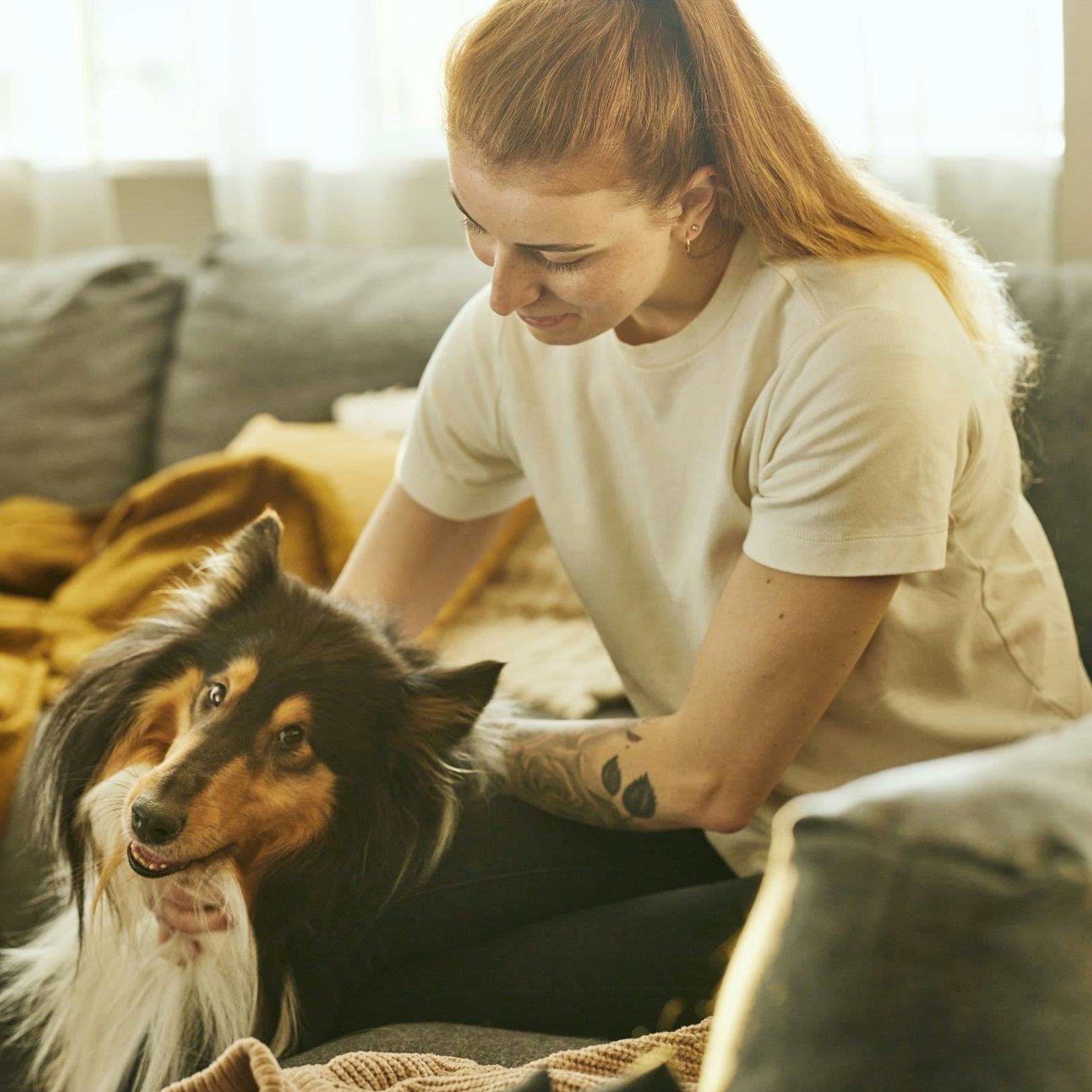 Kona með hund