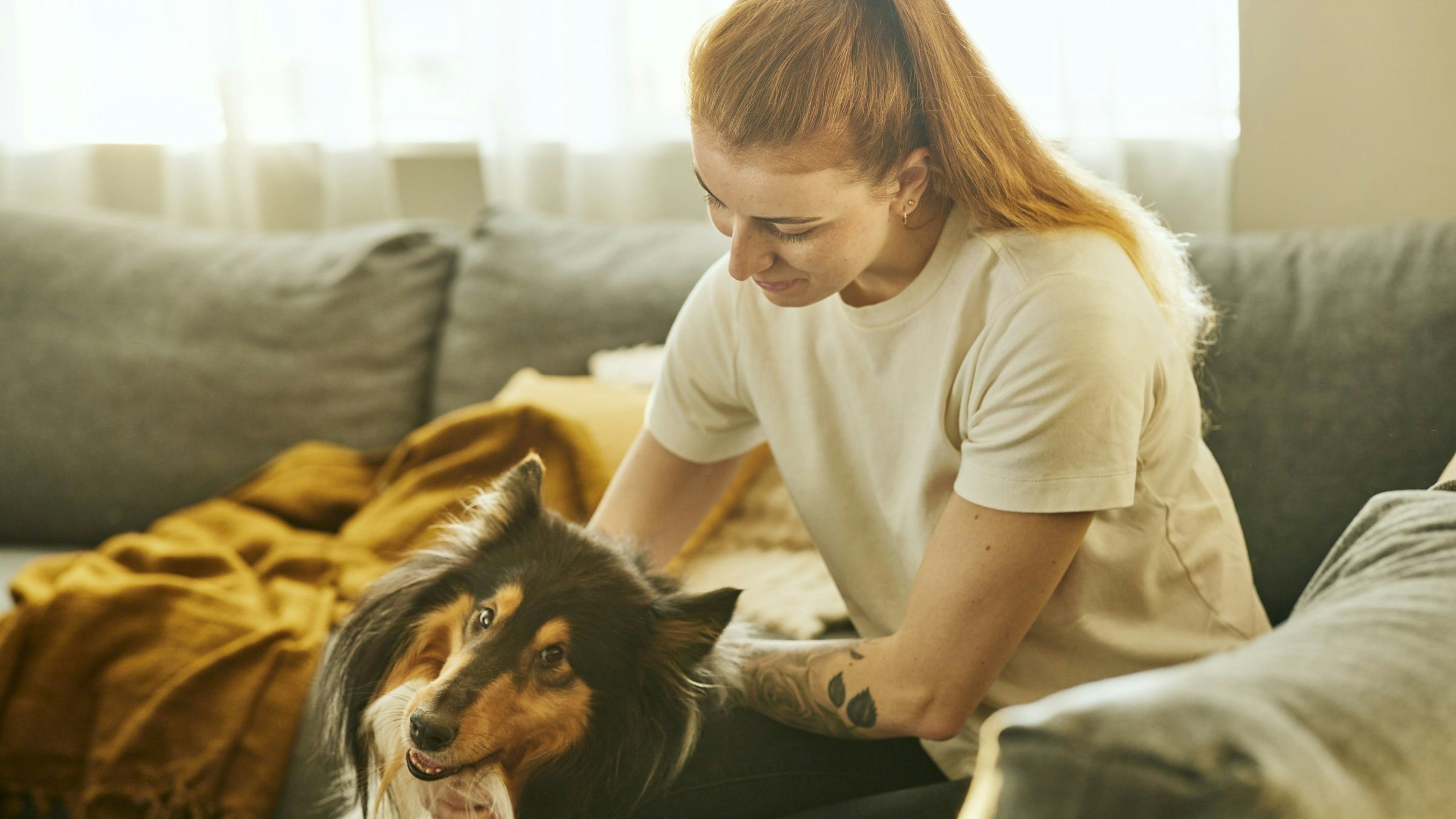 Kona með hund