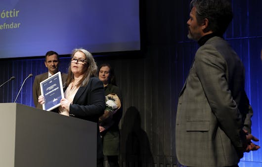 Jóna Bjarnadóttir, framkvæmdastjóri sviðs Samfélags og umhverfis hjá Landsvirkjun, tók við Loftslagsviðurkenningunni úr hendi Dags B. Eggertssonar, borgarstjóra. Aðrir fulltrúar Landsvirkjunar voru Hörður Arnarson, forstjóri og Jóhanna Hlín Auðunsdóttir, forstöðumaður Loftslags og umhverfis.