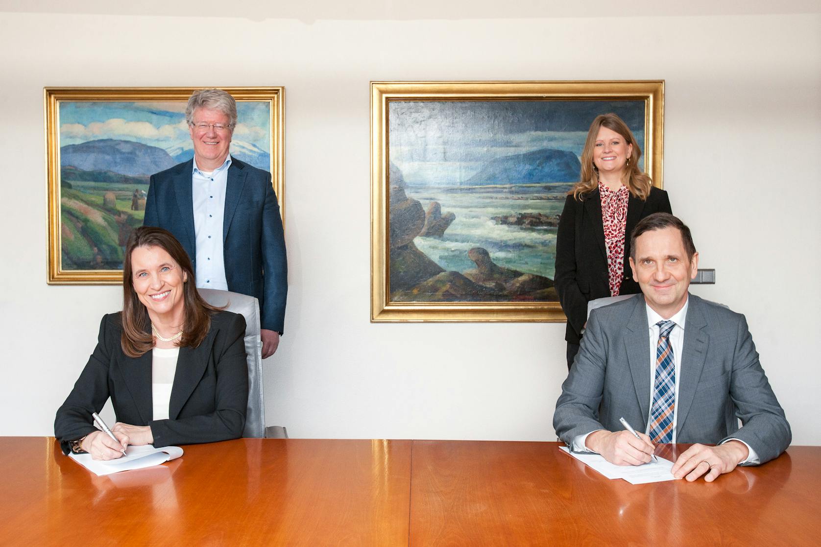 Signing the amendment to the power purchase contract are Hörður Arnarson, CEO of Landsvirkjun and Rannveig Rist, CEO of Rio Tinto Iceland.  Attending are Tinna Traustadóttir, Executive Vice President of Sales and Customer Services at Landsvirkjun and Sigurður Þór Ásgeirsson, CFO of Rio Tinto Iceland.