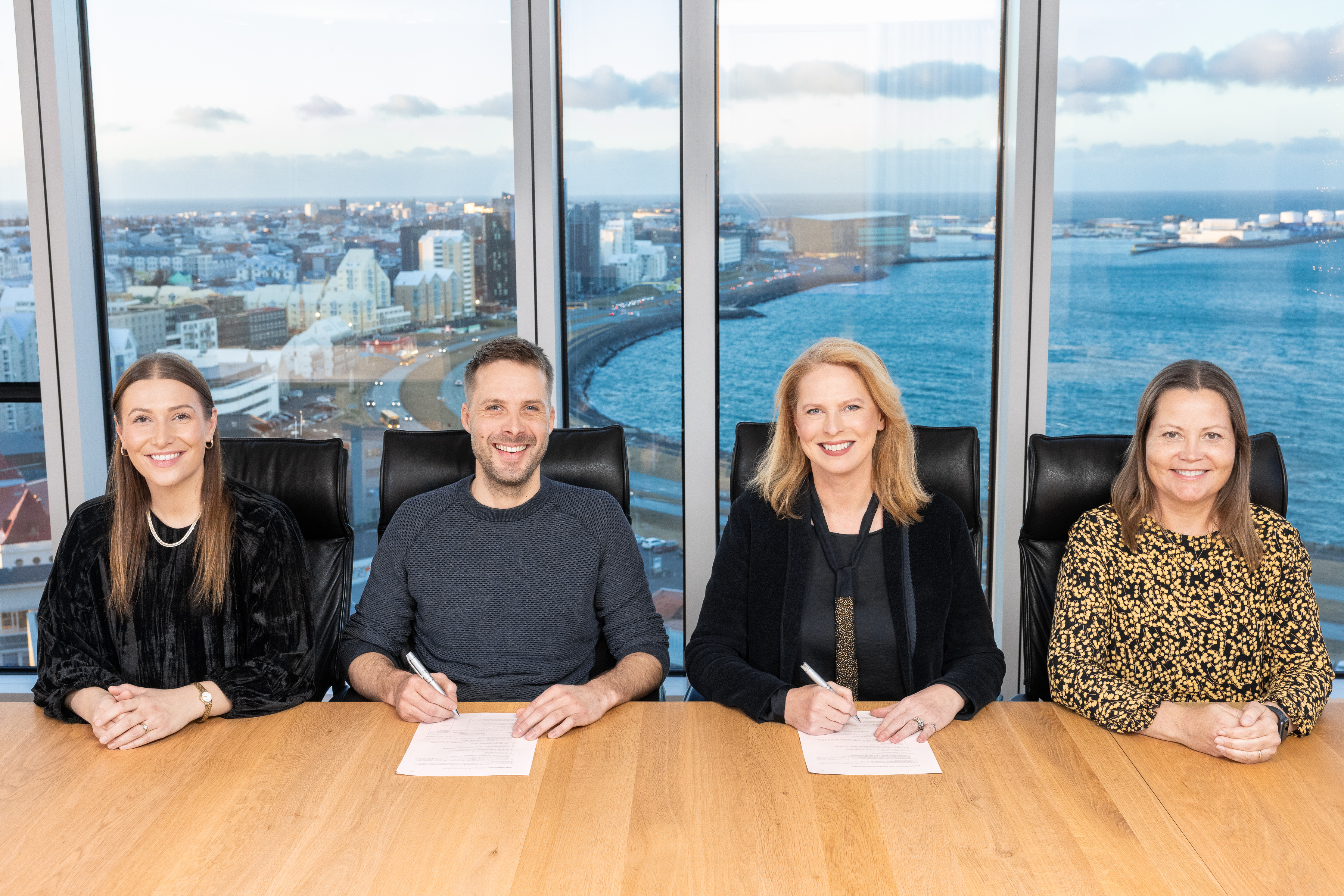 Frá undirritun samnings: Lejla Cardaklija, sérfræðingur á innkaupadeild Landsvirkjunar, Jón Ingileifsson, forstjóri Fossvéla, Kristín Linda Árnadóttir, aðstoðarforstjóri Landsvirkjunar, Ólöf Rós Káradóttir, yfirverkefnastjóri Hvammsvirkjunar.