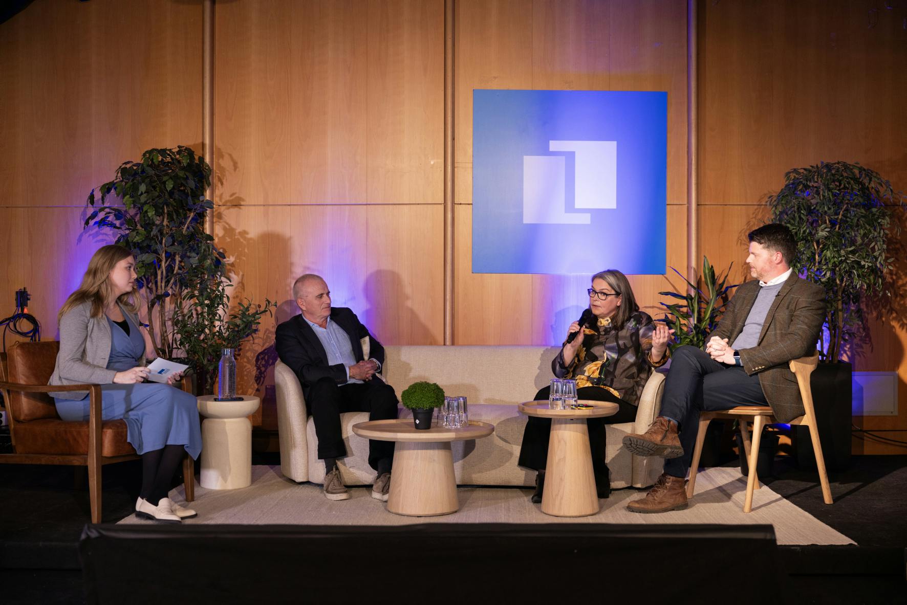 Sófaspjall í fuilum gangi. F.v. Dóra Björk Þrándardóttir, Sveinn Aðalsteinsson, Jóna Bjarnadóttir og Guðmundur Finnbogason