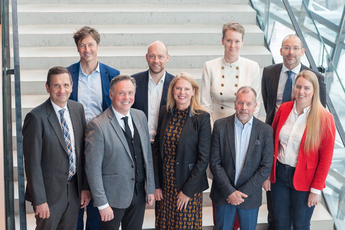 Á mynd eru í aftari röð: Karsten Uhd Plauborg, Felix Pahl og Anna-Lena Jeppsson frá CIP og Ríkarður Ríkarðsson frá Landsvirkjun. Í fremri röð: Hörður Arnarson frá Landsvirkjun, Jón B. Hákonarson frá Fjarðabyggð, Kristín Linda Árnadóttir frá Landsvirkjun, Jón Már Jónsson frá Síldarvinnslunni og Guðbjörg Rist frá Atmonia.