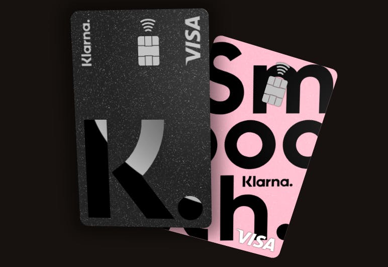 Klarnas kreditkort i rosa och svart