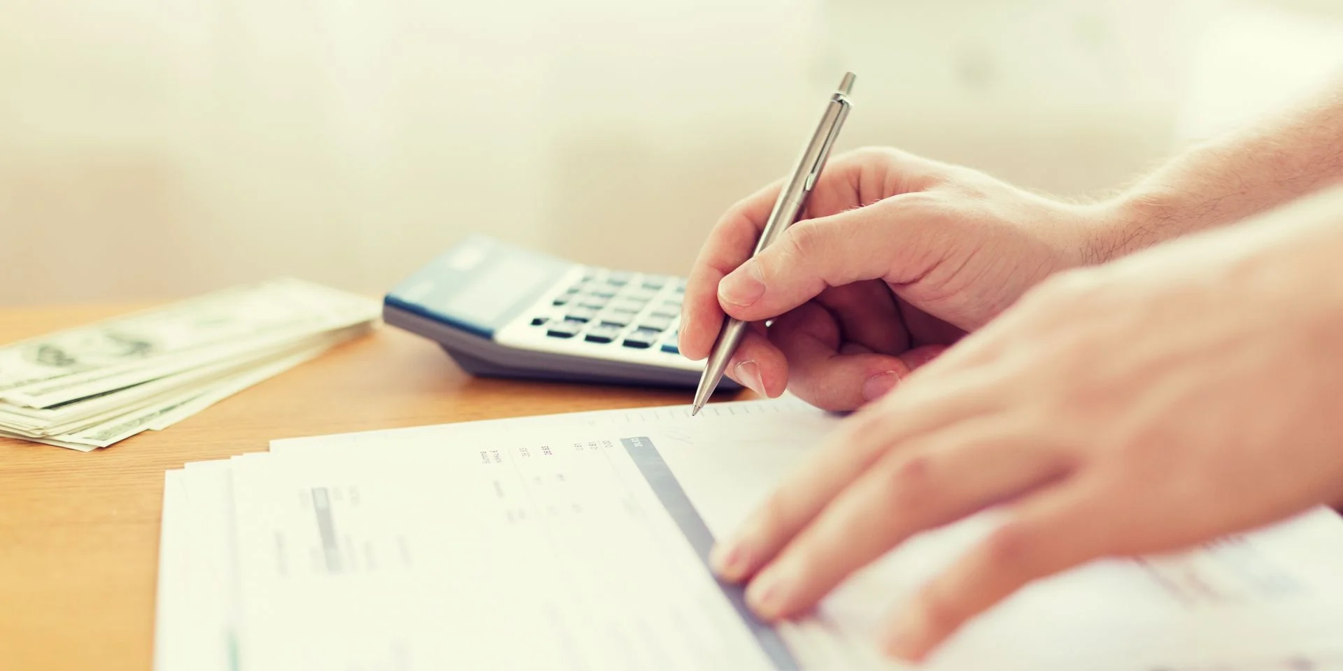 Vilka avgifter tillkommer när man lånar pengar?