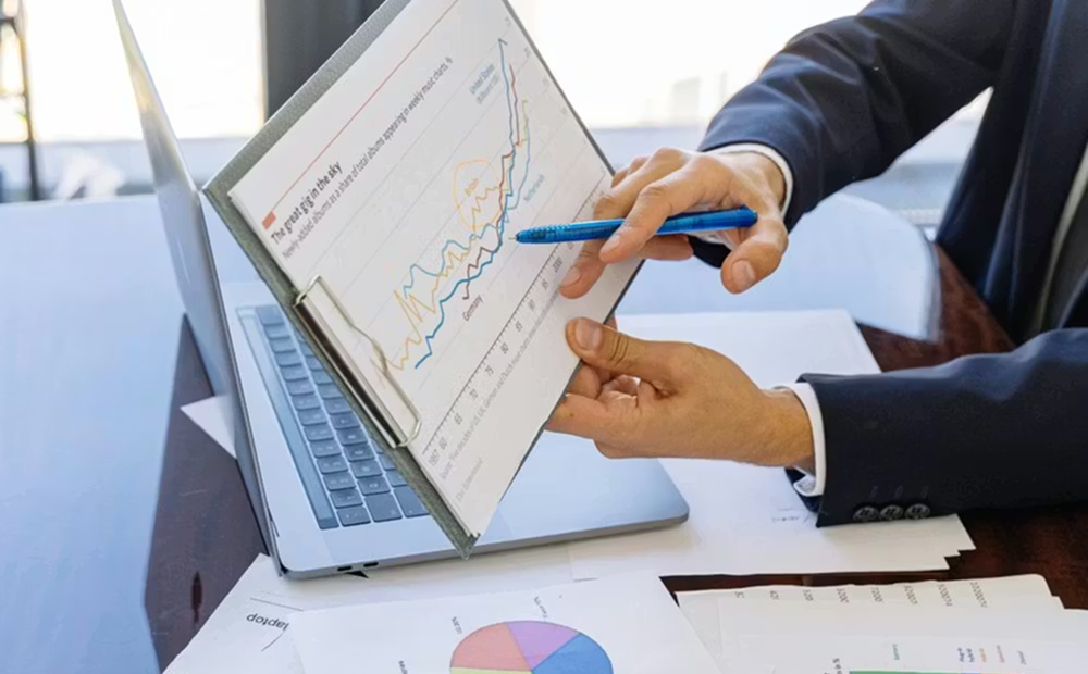 Mann som holder opp en graf