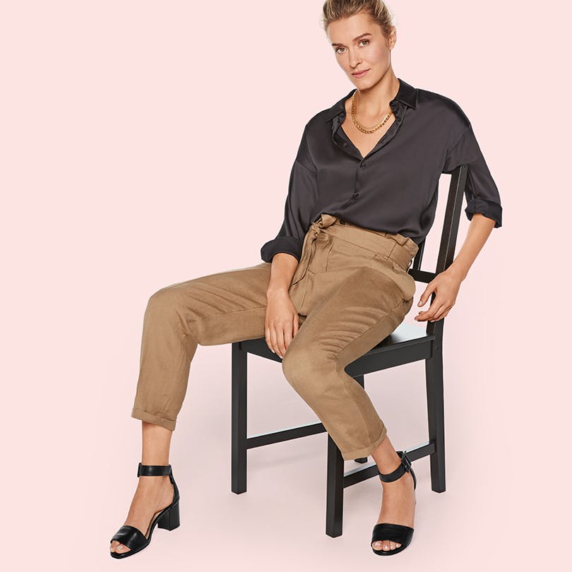 Model im coolen Business Look mit stylishen Mid-Heel Sandalen für anspruchsvolle Füße und Hallux valgus