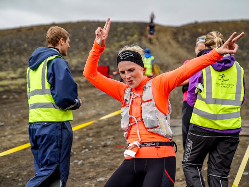 A happy runner coming into a drinking- and refreshment station