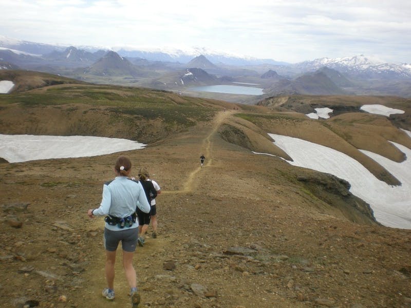 Hlauparar í Laugavegshlaupinu með útsýni yfir Álftavatn