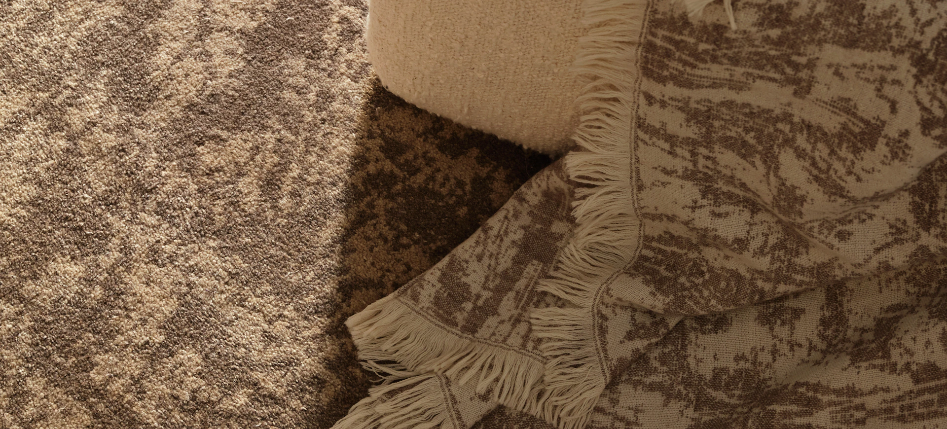 Close-up Lavor Ombra rug rug with a folded corner revealing thick fringe.