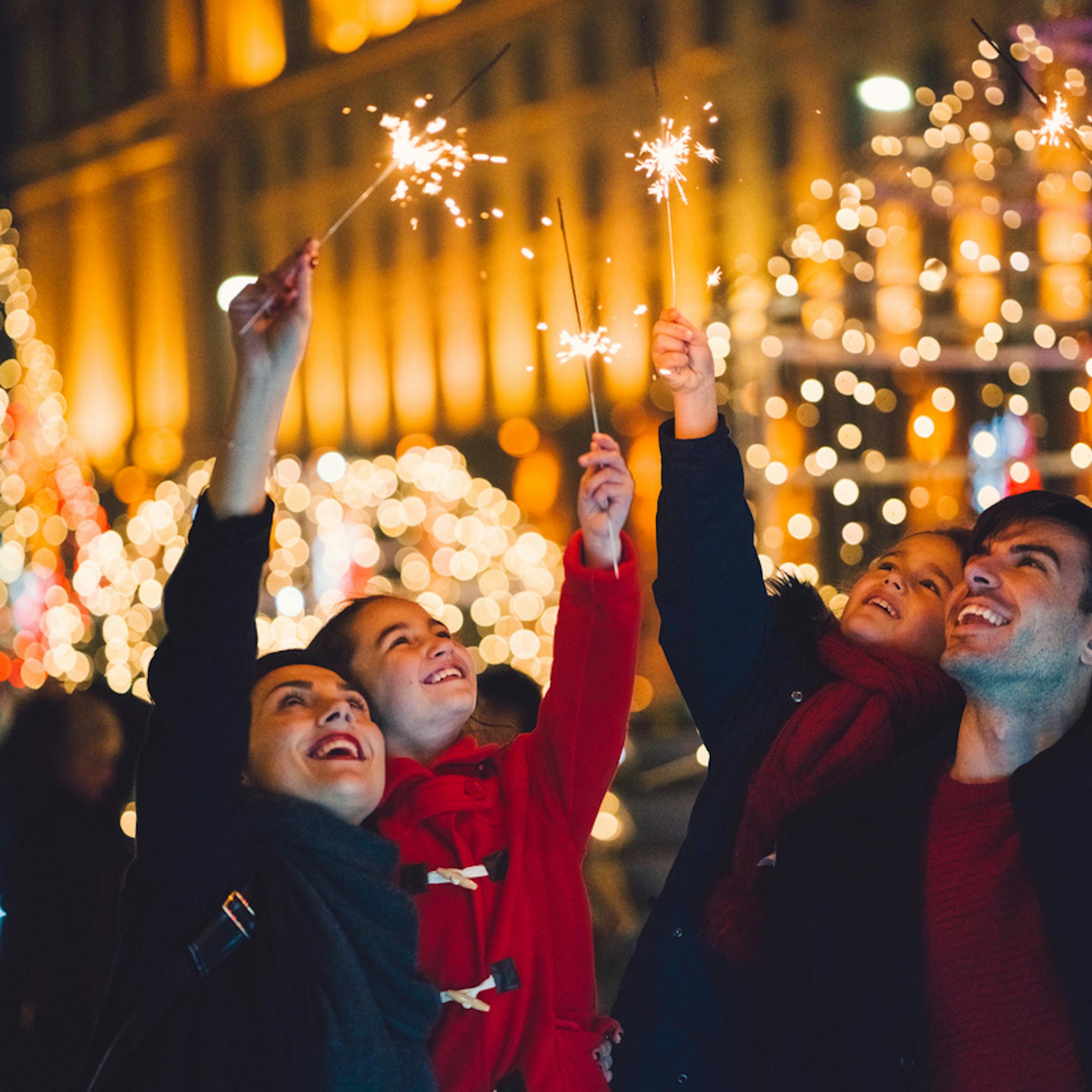 Famille dans les rues illuminées lors des fêtes de fin d'année