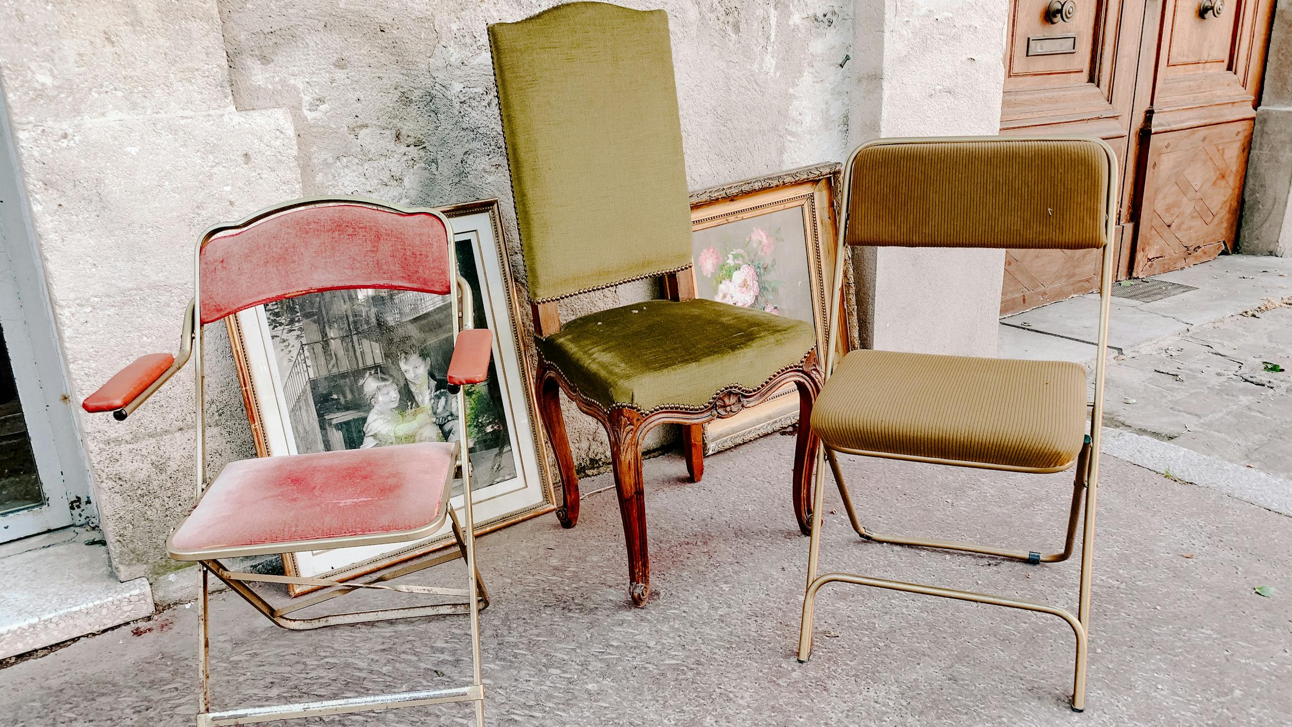 Une photo de fauteuils et de chaises vintage