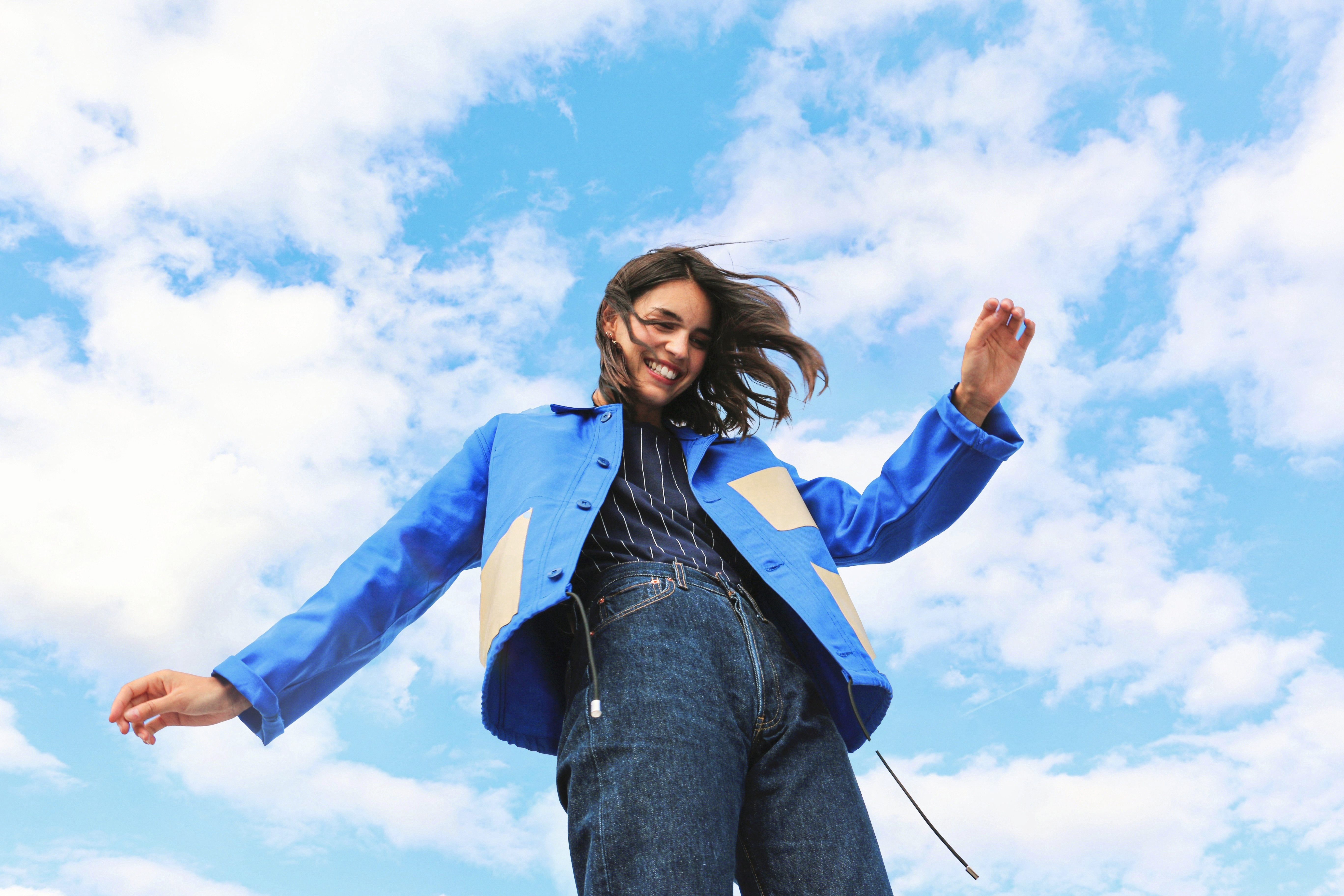 photo femme souriante ciel bleu