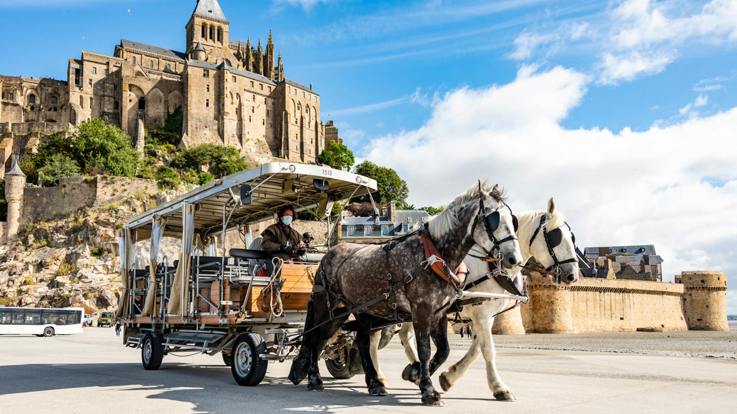 Calèche tirée par deux chevaux en partance du Mont Saint Michel