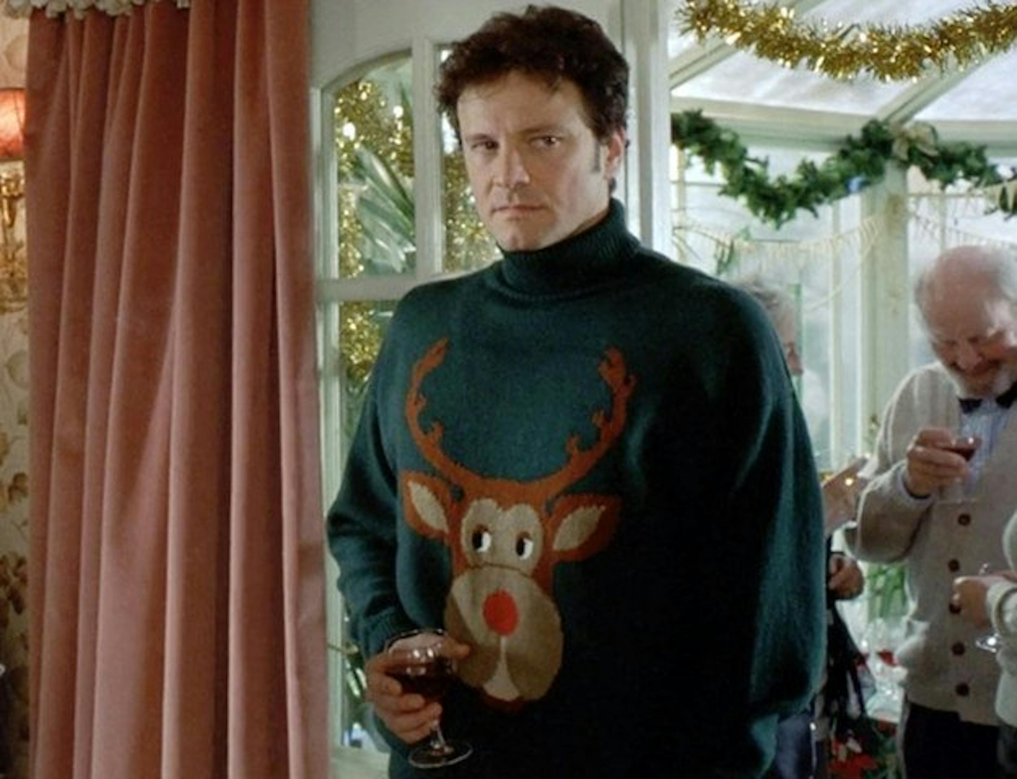 Colin Firth dans le rôle de Mark Darcy, portant un pull de Noël. Le journal de Bridget Jones, 2001