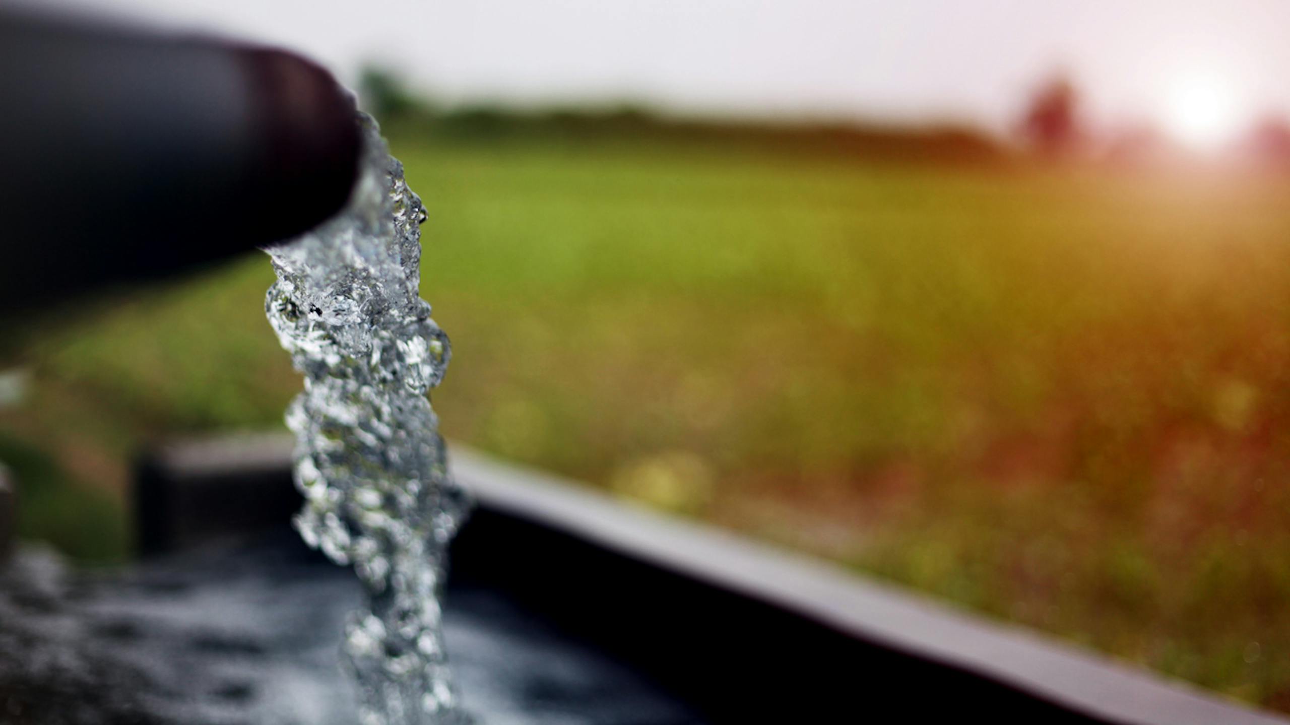 Robinet d'eau dans un champ